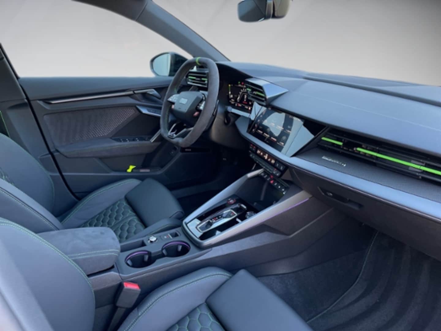 Bild über Audi RS 3 Sportback TFSI quattro S tronic - für weitere Informationen kontaktieren Sie den Audi Partner