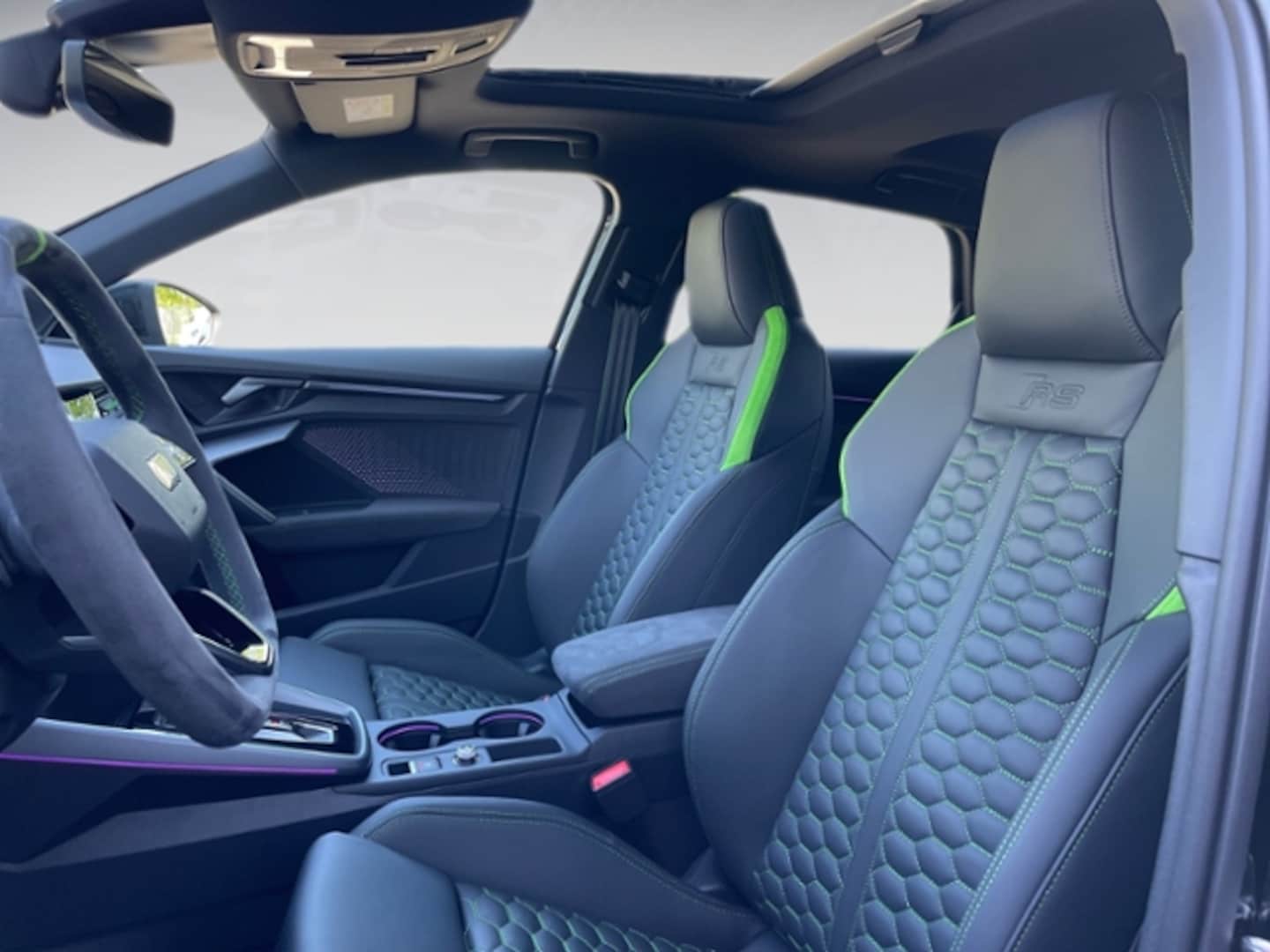 Bild über Audi RS 3 Sportback TFSI quattro S tronic - für weitere Informationen kontaktieren Sie den Audi Partner