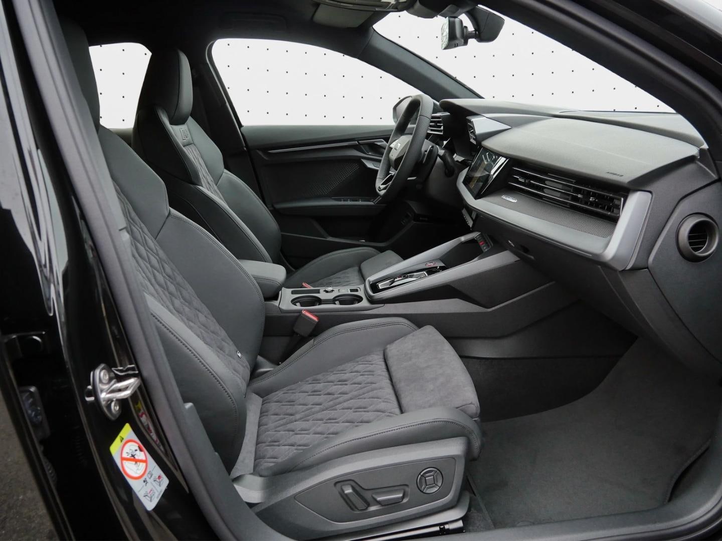 Bild über Audi RS 3 Limousine TFSI quattro 294 kW S tronic - für weitere Informationen kontaktieren Sie den Audi Partner