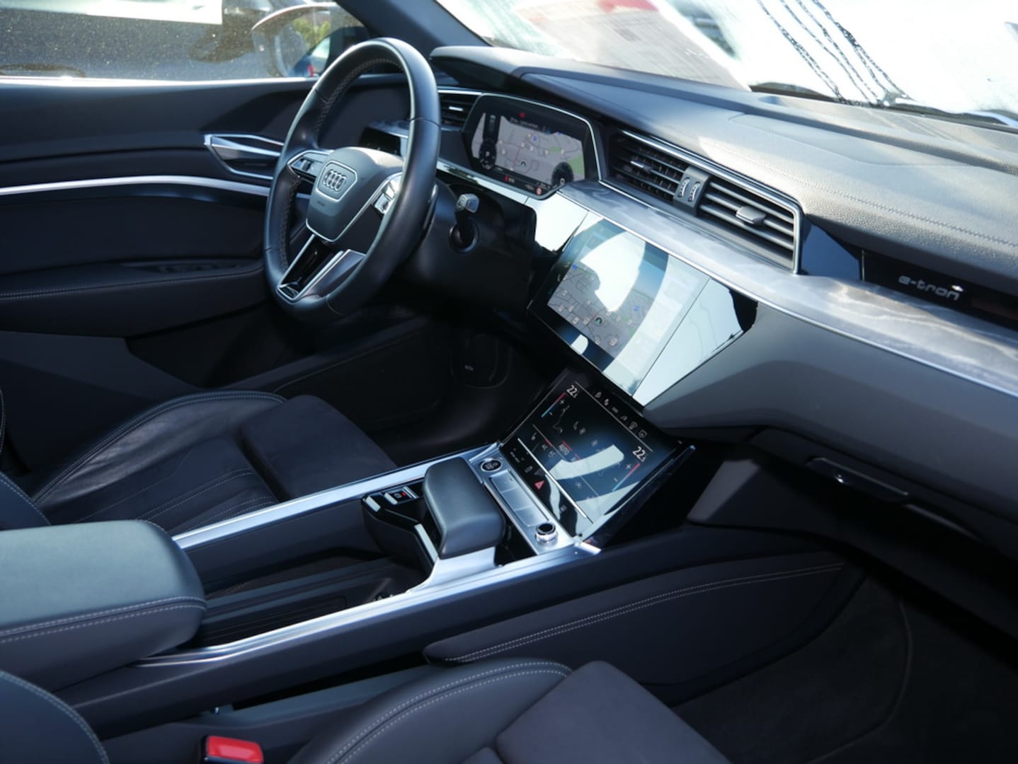 Bild über Audi Q8 e-tron S line 55 e-tron quattro - für weitere Informationen kontaktieren Sie den Audi Partner