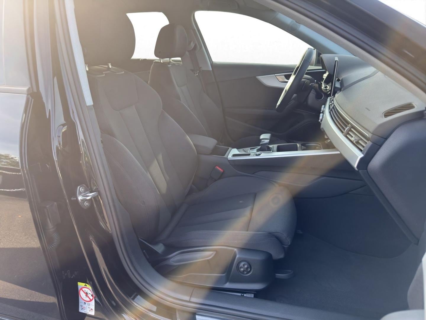 Bild über Audi A4 Avant advanced 40 TFSI S tronic - für weitere Informationen kontaktieren Sie den Audi Partner