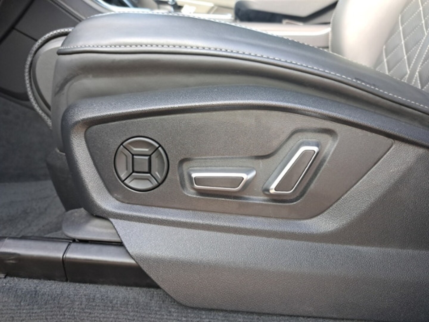 Bild über Audi Q8 SUV 55 TFSI quattro tiptronic - für weitere Informationen kontaktieren Sie den Audi Partner