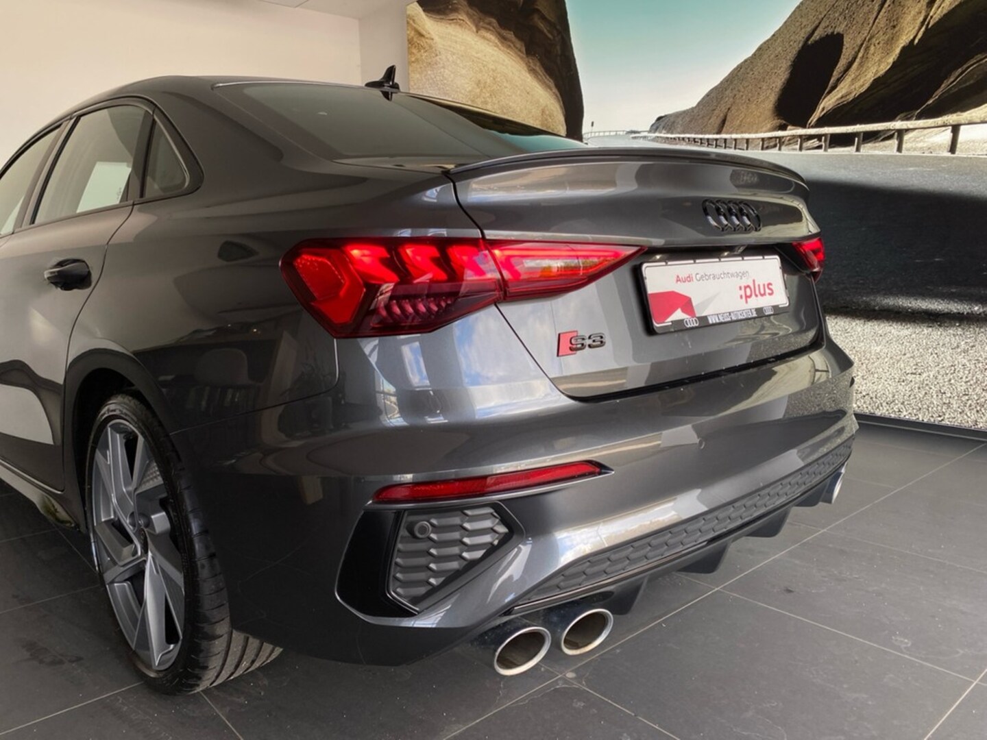 Bild über Audi S3 Limousine TFSI quattro S tronic - für weitere Informationen kontaktieren Sie den Audi Partner
