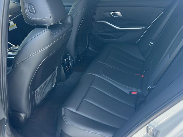 2023 BMW 3 Series 11
