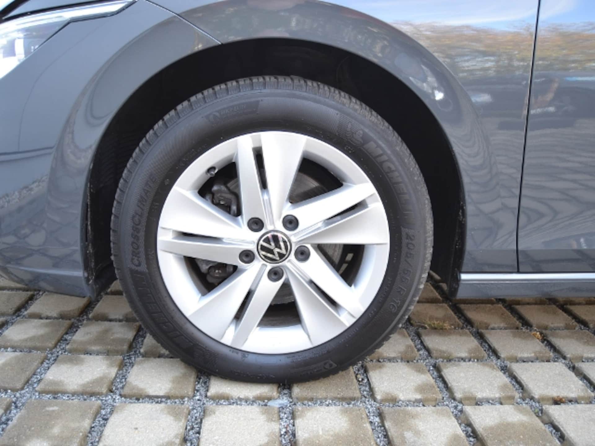 Volkswagen Golf Life