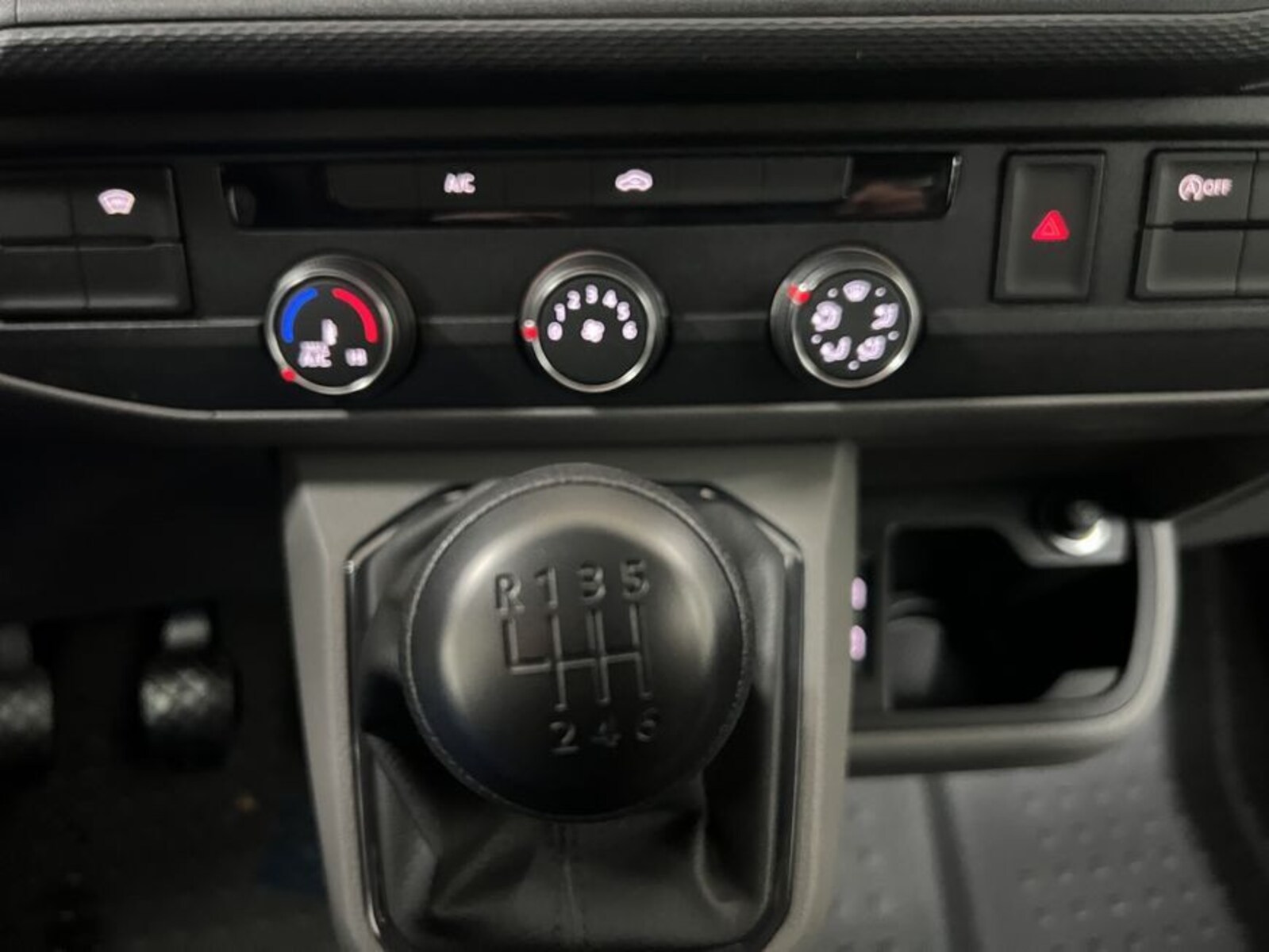 Volkswagen T6.1 Transporter Kasten kurzer Radstand – Bild 14
