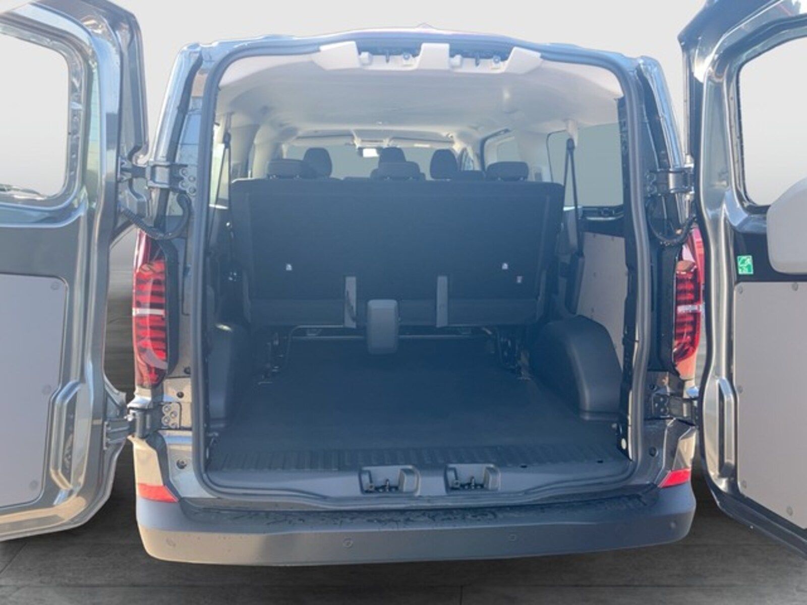 Volkswagen Transporter Kombi langer Radstand – Bild 10