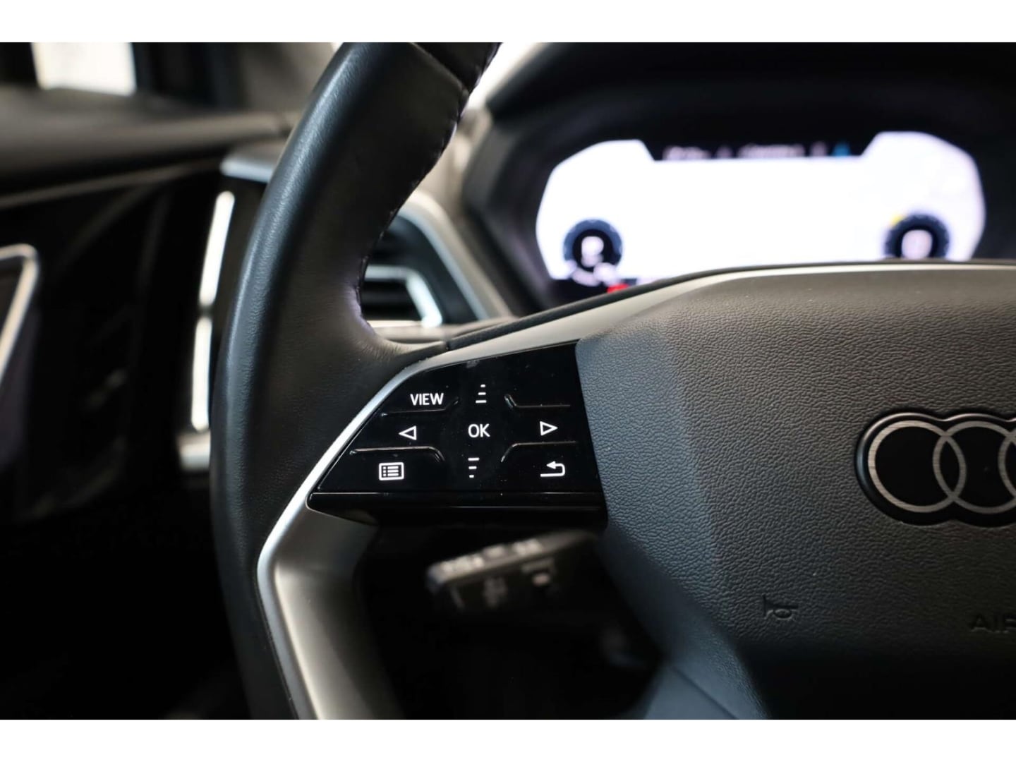 Bild über Audi Q4 e-tron 45 e-tron - für weitere Informationen kontaktieren Sie den Audi Partner