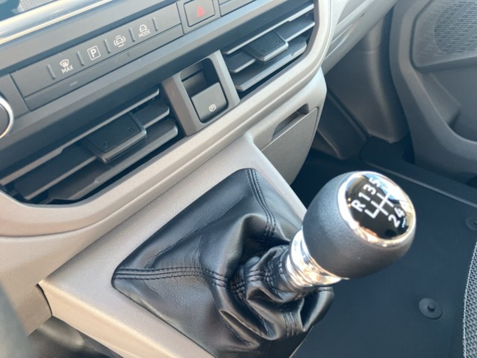 Volkswagen Transporter Kombi langer Radstand – Bild 16