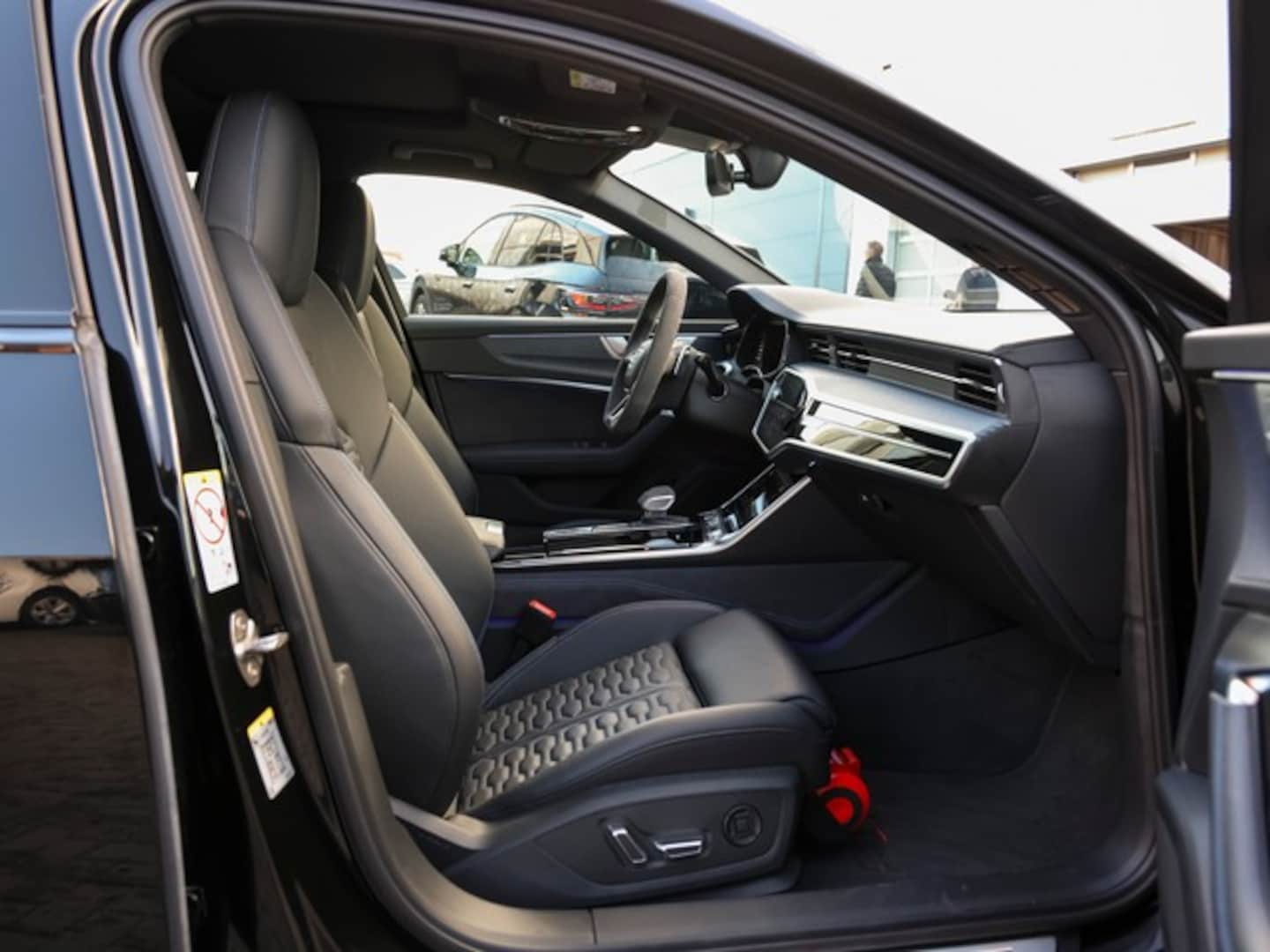 Bild über Audi RS 6 Avant performance quattro tiptronic - für weitere Informationen kontaktieren Sie den Audi Partner