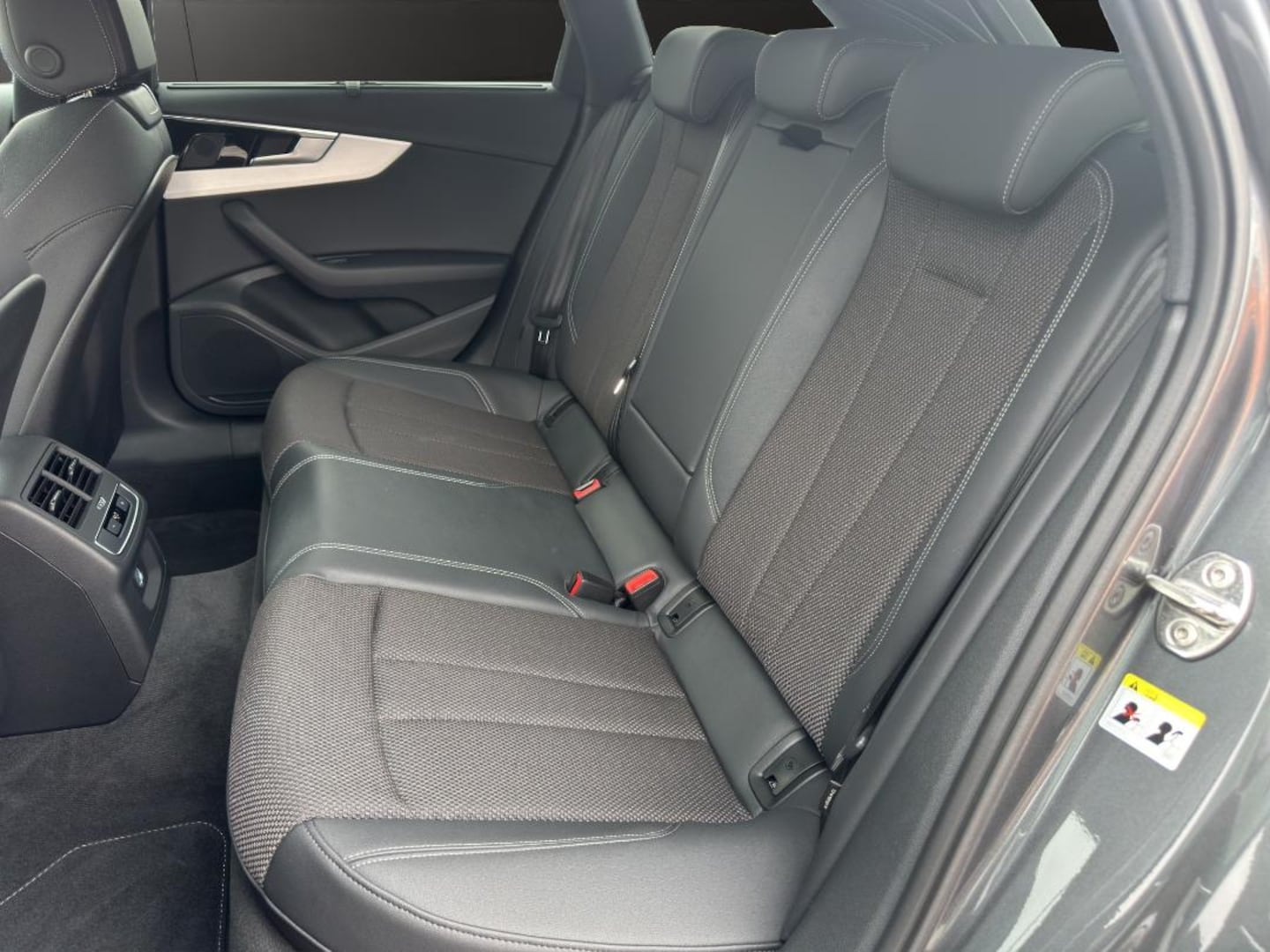 Bild über Audi A4 Avant S line 40 TFSI quattro S tronic - für weitere Informationen kontaktieren Sie den Audi Partner