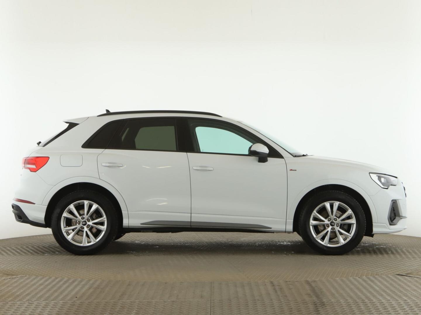 Bild über Audi Q3 S line 35 TFSI S tronic - für weitere Informationen kontaktieren Sie den Audi Partner