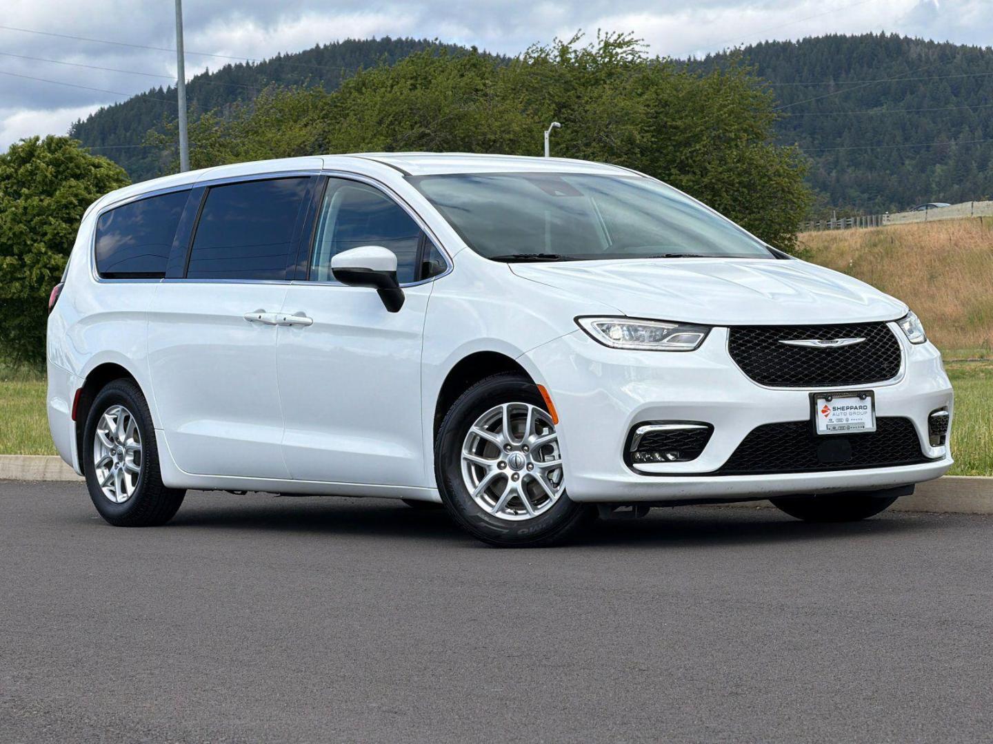 2023 Chrysler Pacifica Touring L's photo
