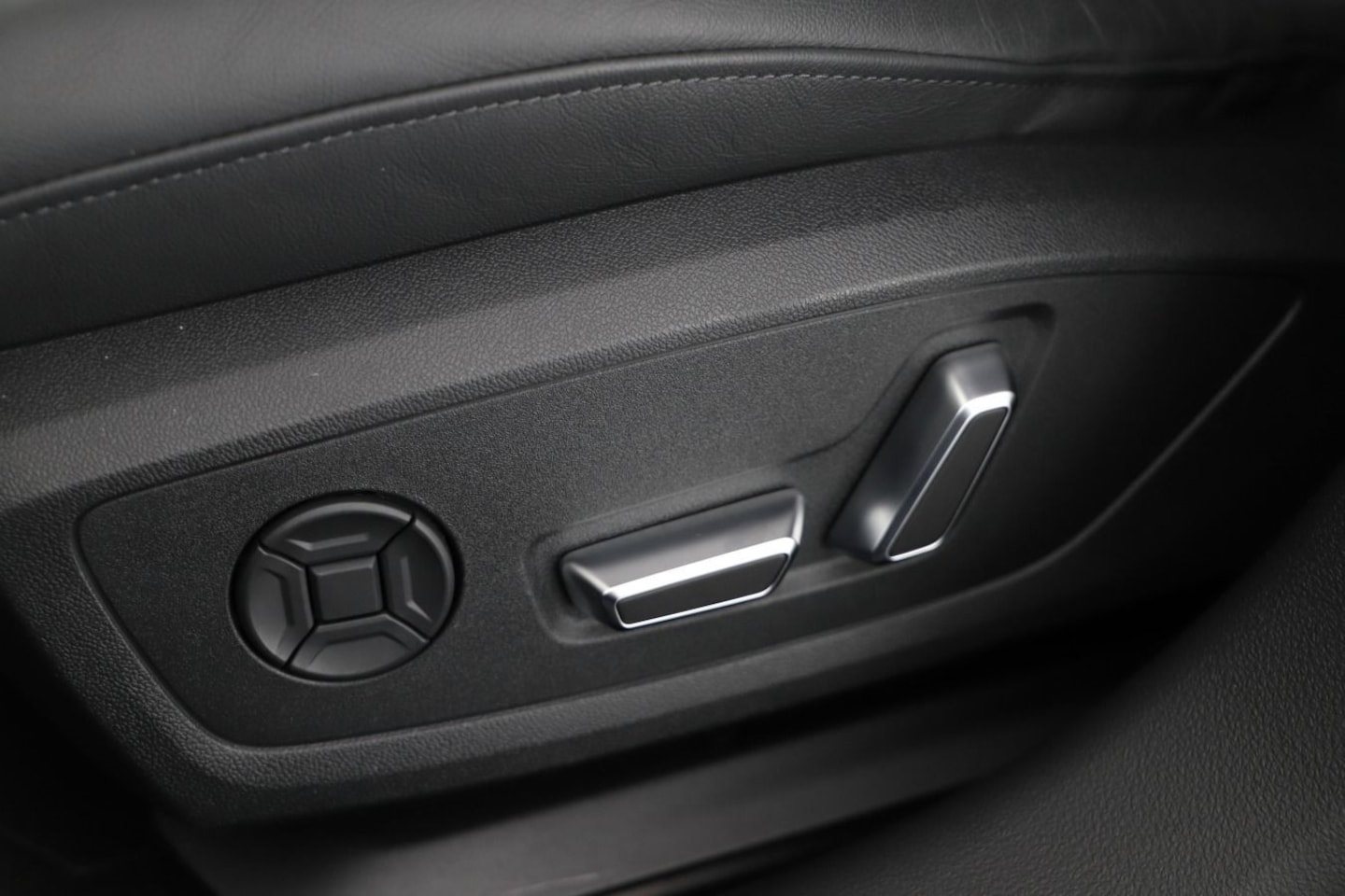 Bild über Audi RS 6 Avant TFSI quattro tiptronic - für weitere Informationen kontaktieren Sie den Audi Partner