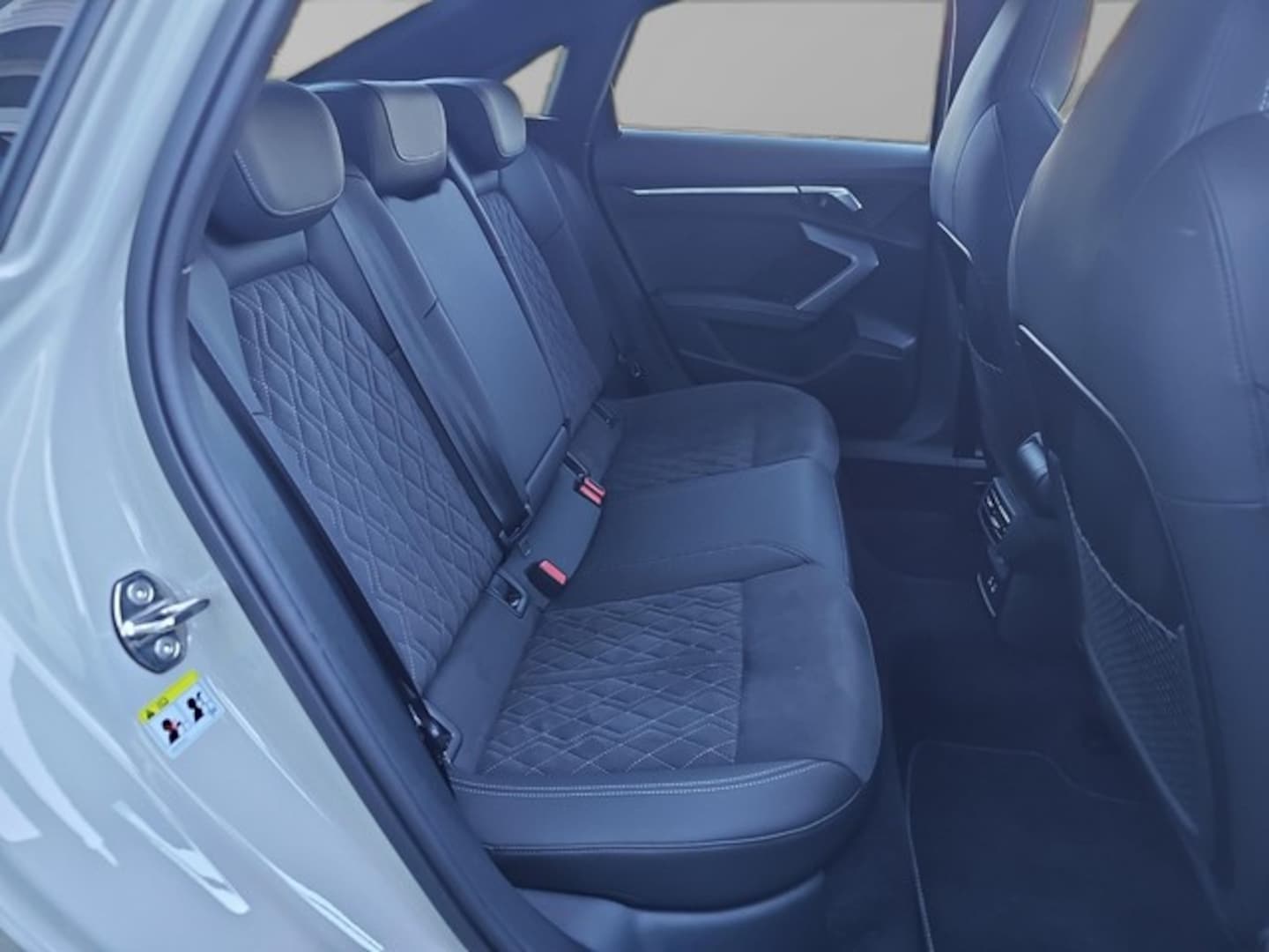 Bild über Audi S3 Limousine TFSI quattro S tronic - für weitere Informationen kontaktieren Sie den Audi Partner