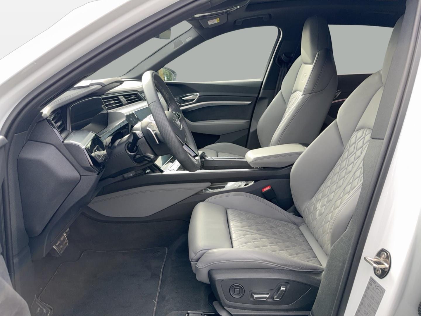 Bild über Audi Q8 e-tron S line 55 e-tron quattro - für weitere Informationen kontaktieren Sie den Audi Partner