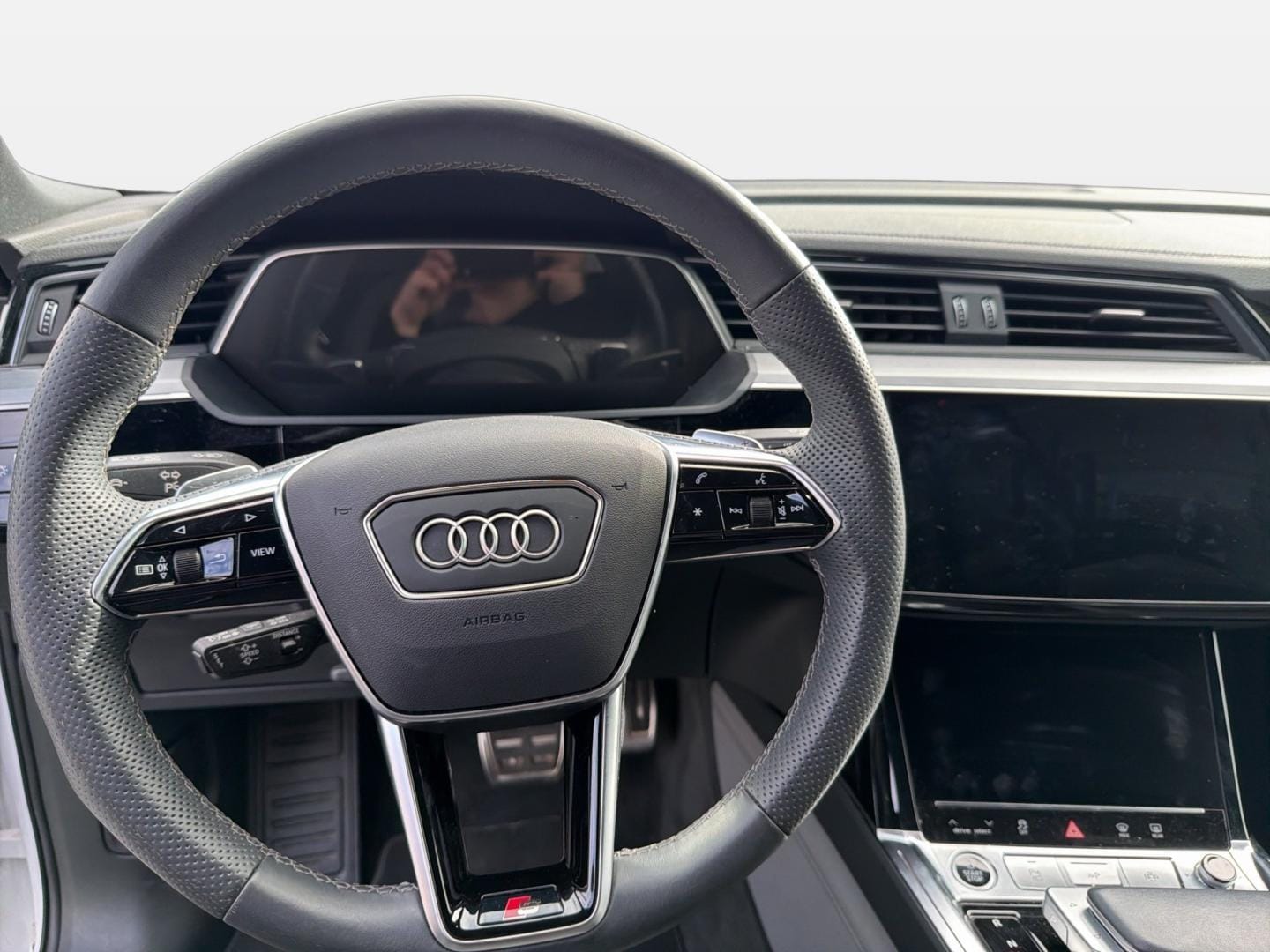 Bild über Audi Q8 e-tron S line 55 e-tron quattro - für weitere Informationen kontaktieren Sie den Audi Partner