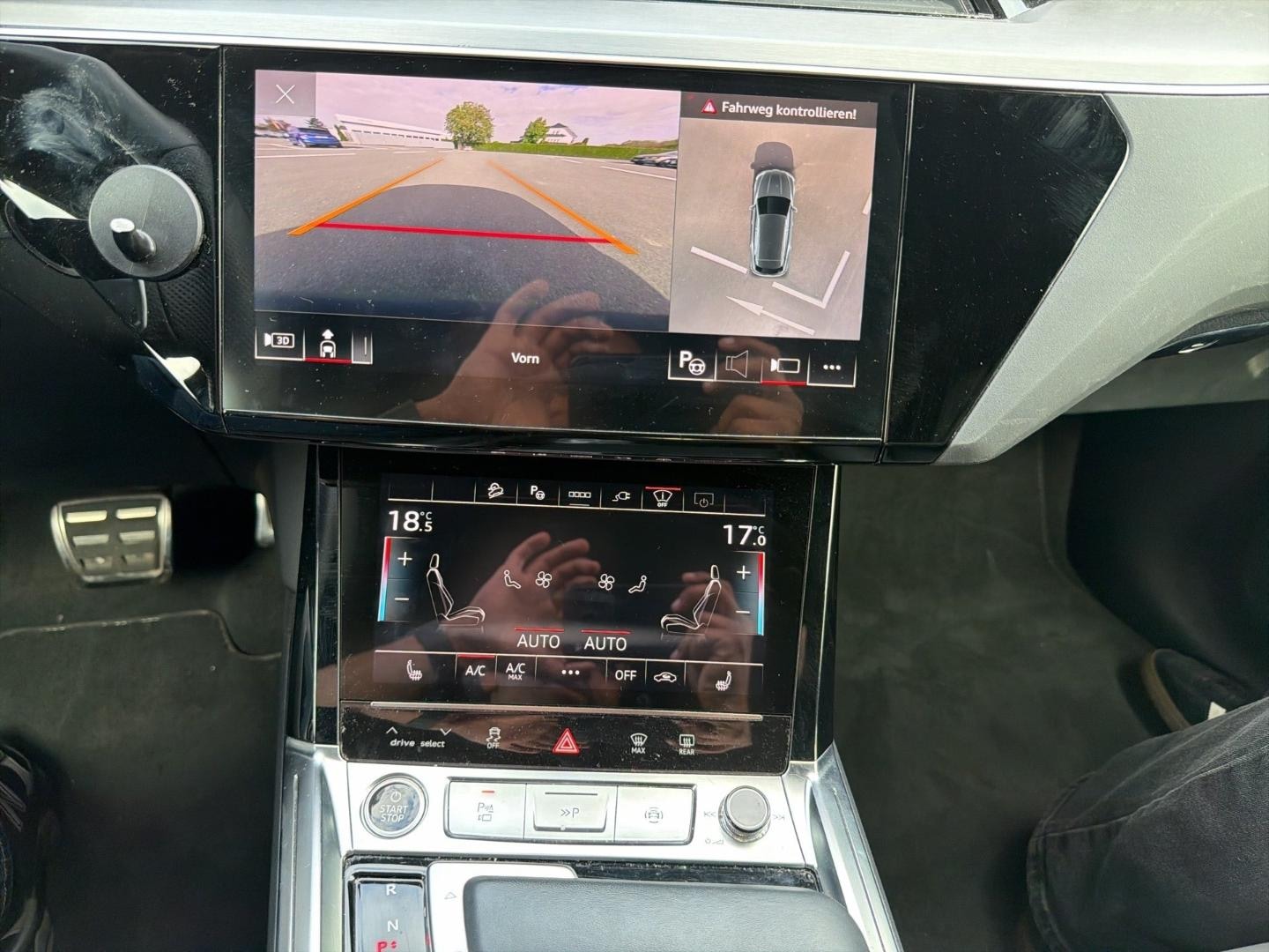 Bild über Audi Q8 e-tron S line 55 e-tron quattro - für weitere Informationen kontaktieren Sie den Audi Partner
