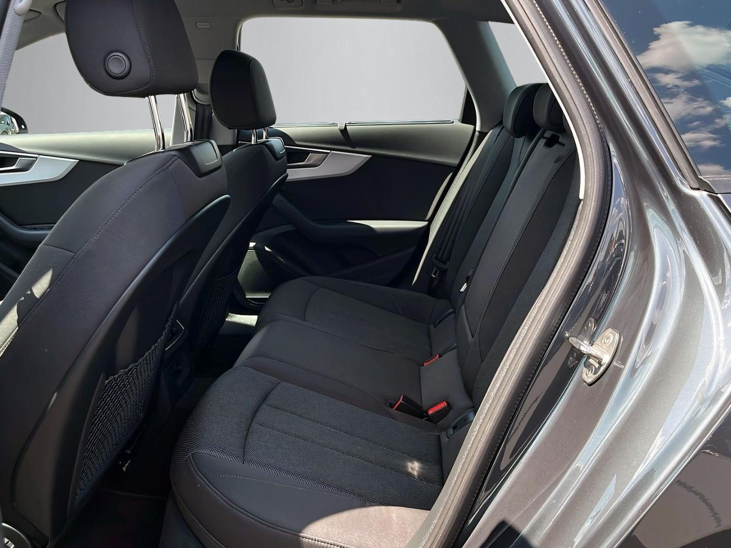 Bild über Audi A4 Avant 30 TDI S tronic - für weitere Informationen kontaktieren Sie den Audi Partner