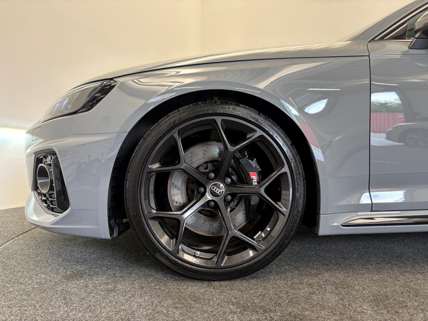Bild über Audi RS 4 Avant TFSI quattro tiptronic - für weitere Informationen kontaktieren Sie den Audi Partner
