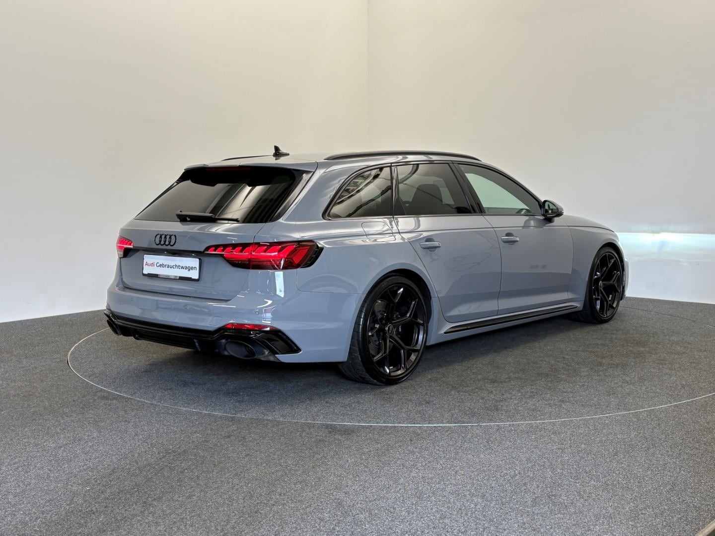 Bild über Audi RS 4 Avant TFSI quattro tiptronic - für weitere Informationen kontaktieren Sie den Audi Partner