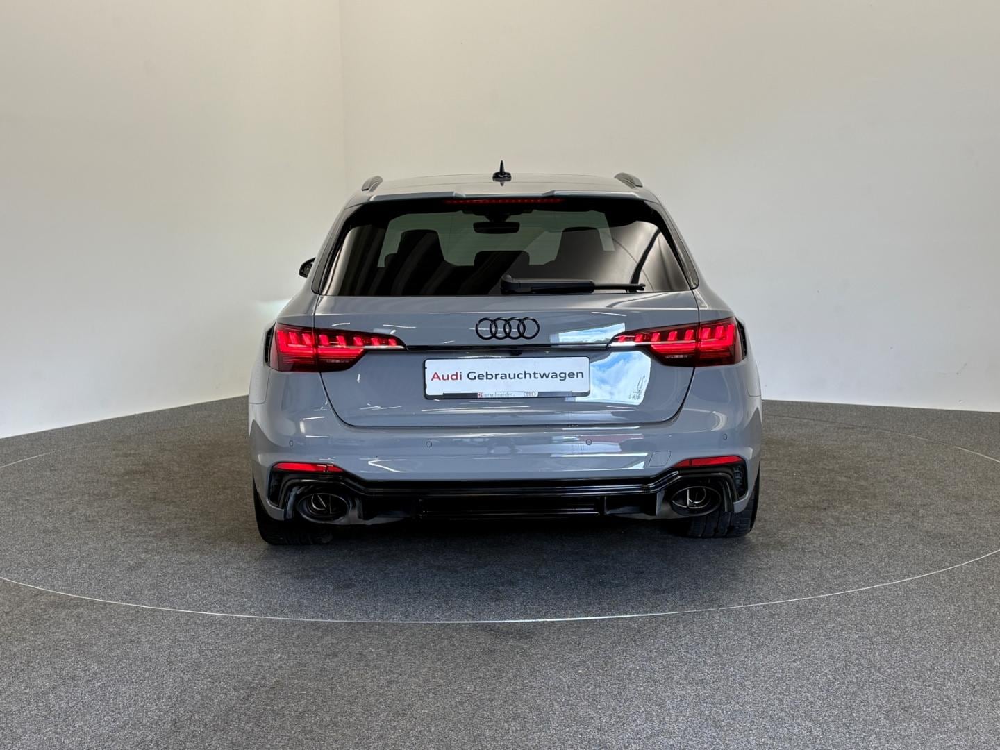 Bild über Audi RS 4 Avant TFSI quattro tiptronic - für weitere Informationen kontaktieren Sie den Audi Partner