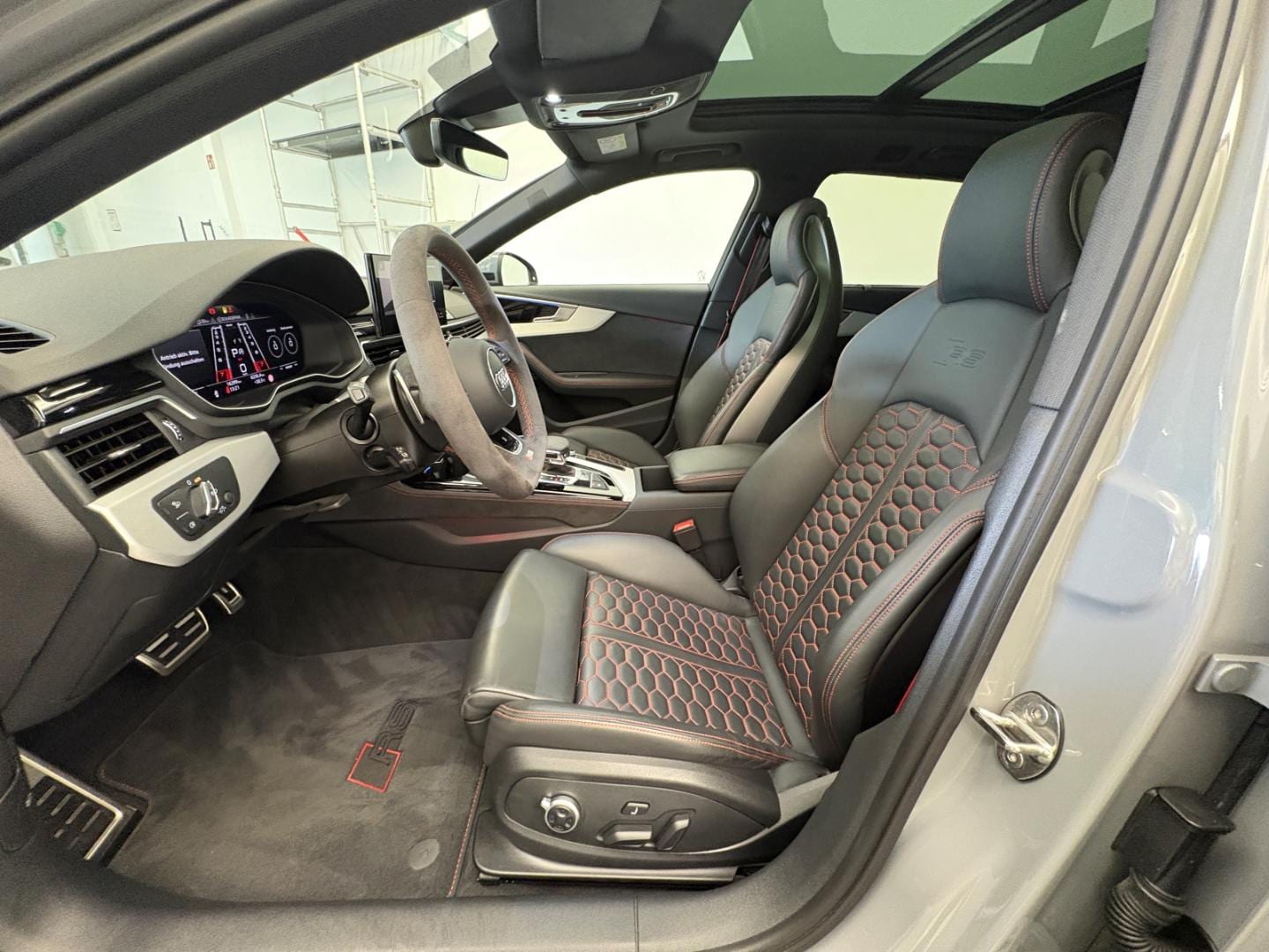 Bild über Audi RS 4 Avant TFSI quattro tiptronic - für weitere Informationen kontaktieren Sie den Audi Partner