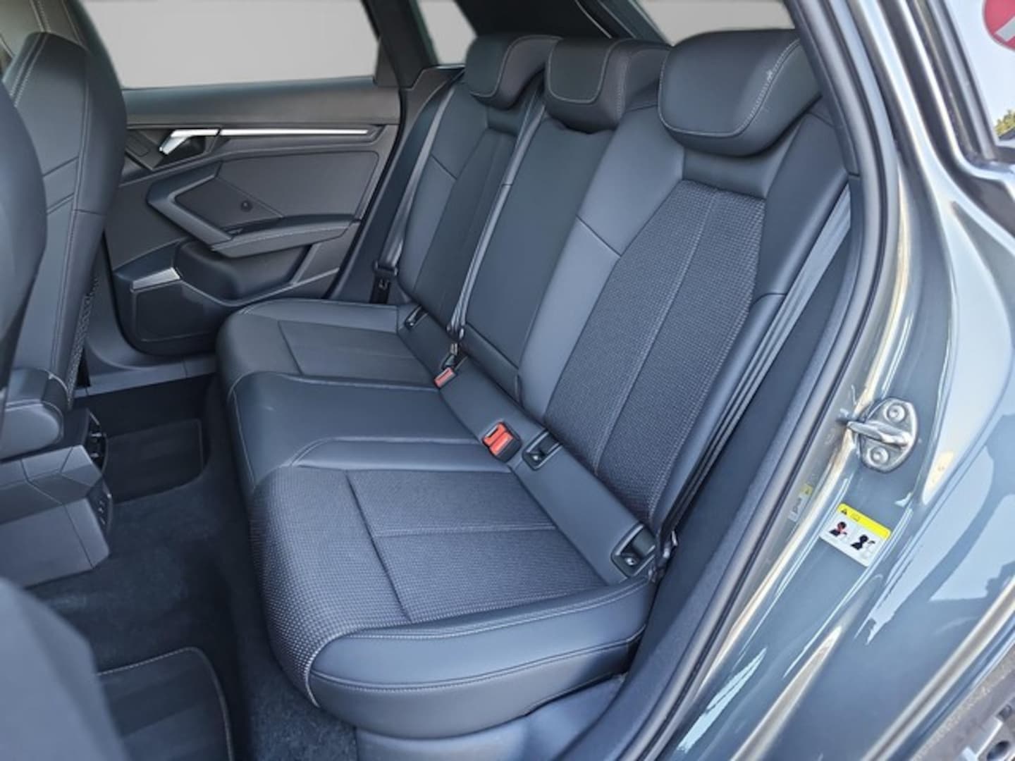 Bild über Audi S3 Sportback TFSI quattro S tronic - für weitere Informationen kontaktieren Sie den Audi Partner