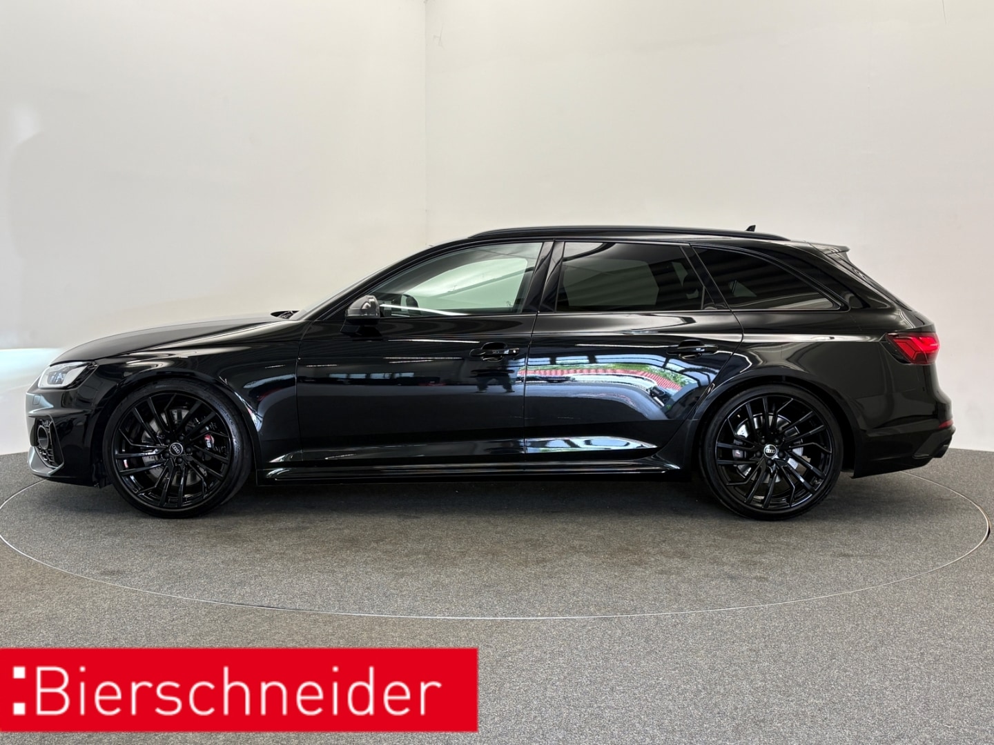 Bild über Audi RS 4 Avant TFSI quattro tiptronic - für weitere Informationen kontaktieren Sie den Audi Partner