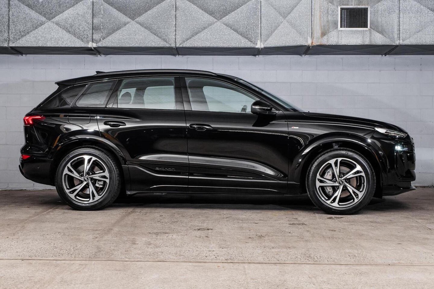 Image about Audi Q6 SUV e-tron e-tron quattro
