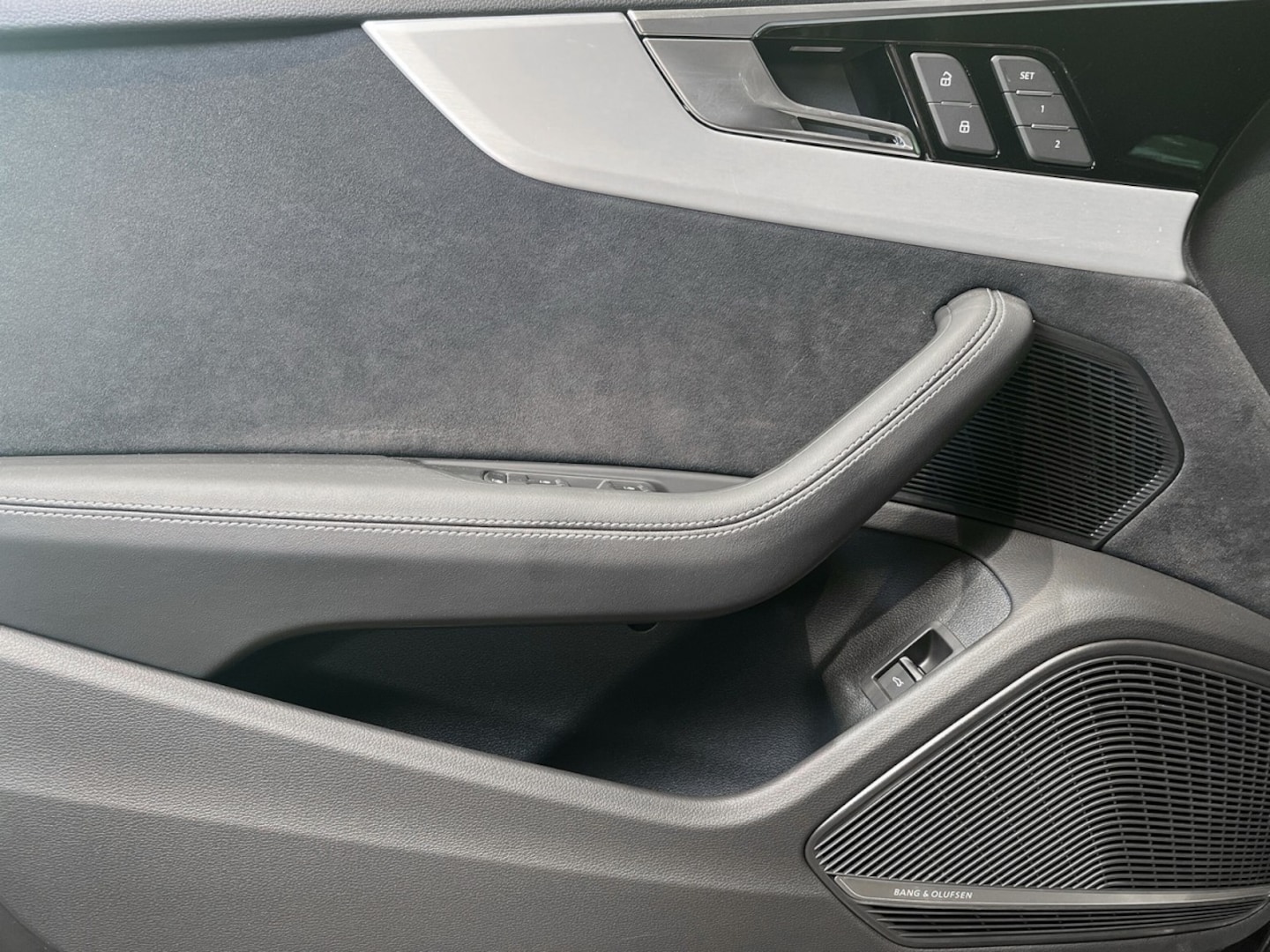 Bild über Audi RS 4 Avant TFSI quattro tiptronic - für weitere Informationen kontaktieren Sie den Audi Partner