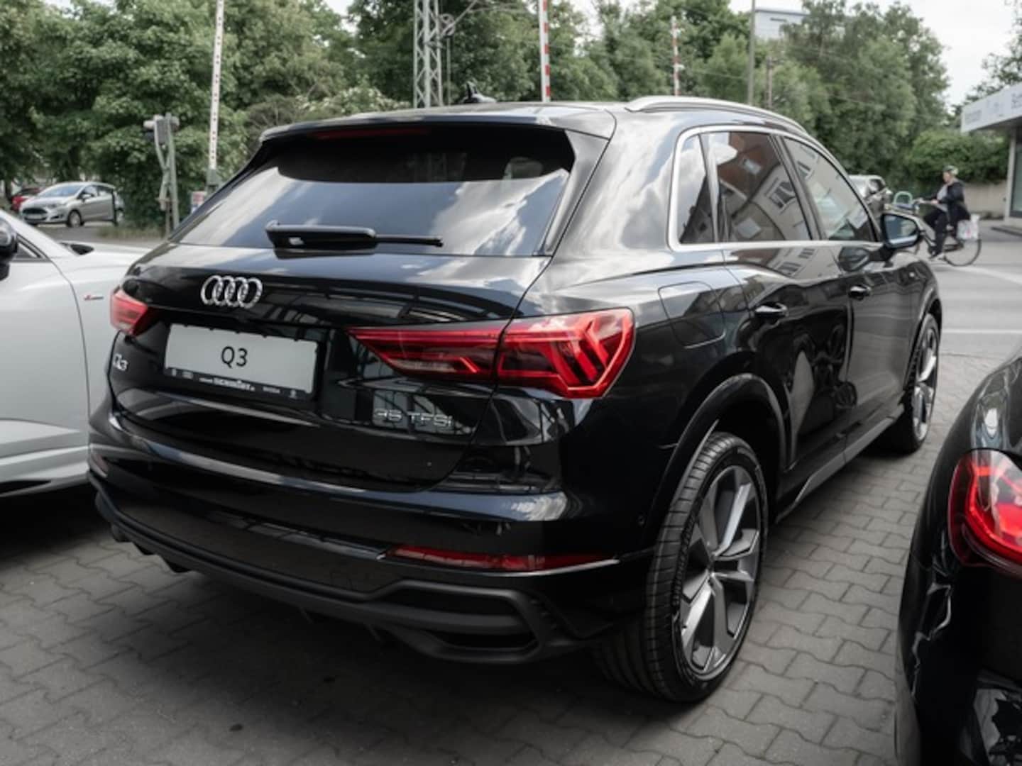 Bild über Audi Q3 S line 35 TFSI S tronic - für weitere Informationen kontaktieren Sie den Audi Partner