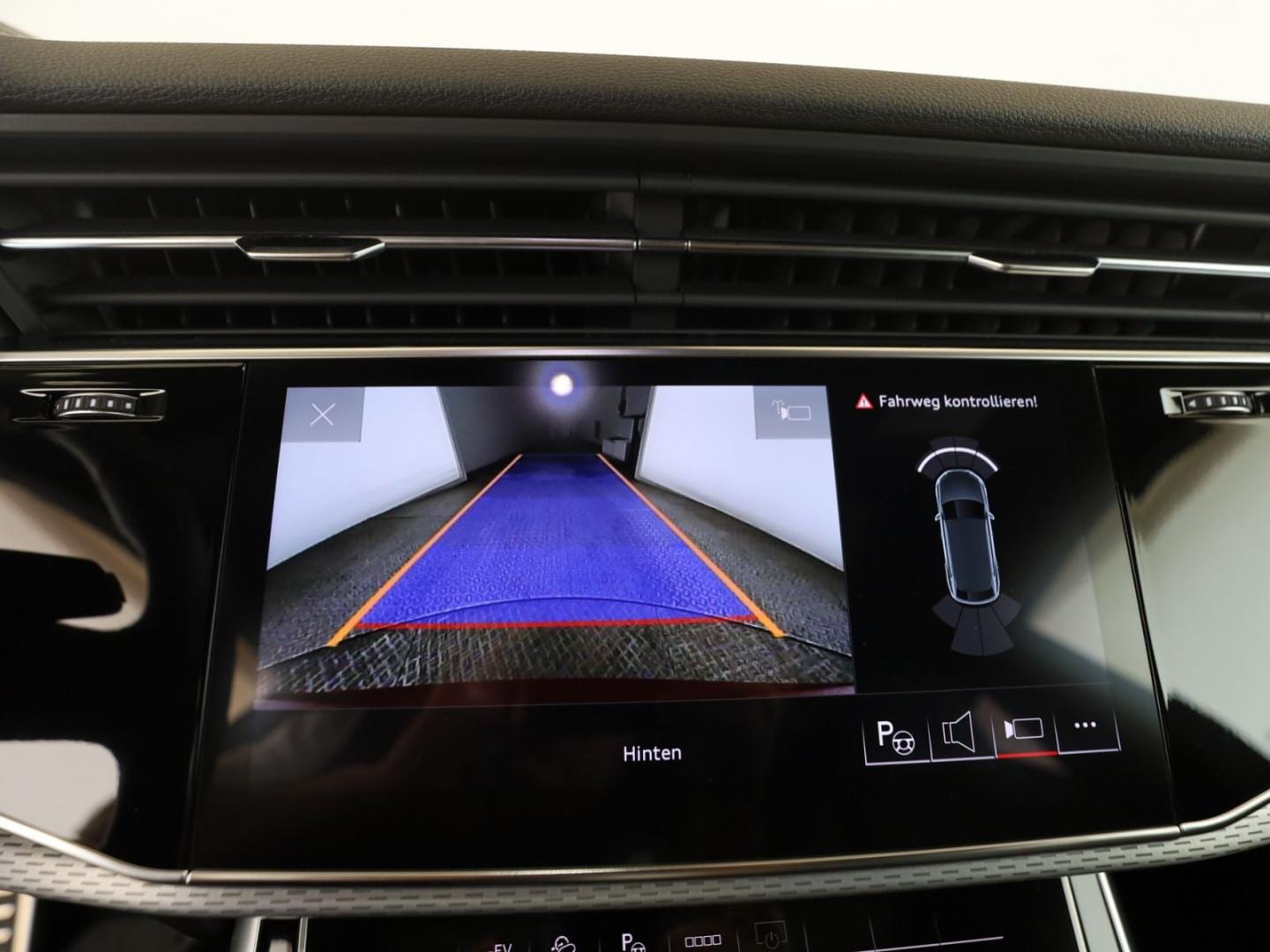 Bild über Audi Q8 SUV TFSI e TFSI e quattro 360 kW tiptronic - für weitere Informationen kontaktieren Sie den Audi Partner