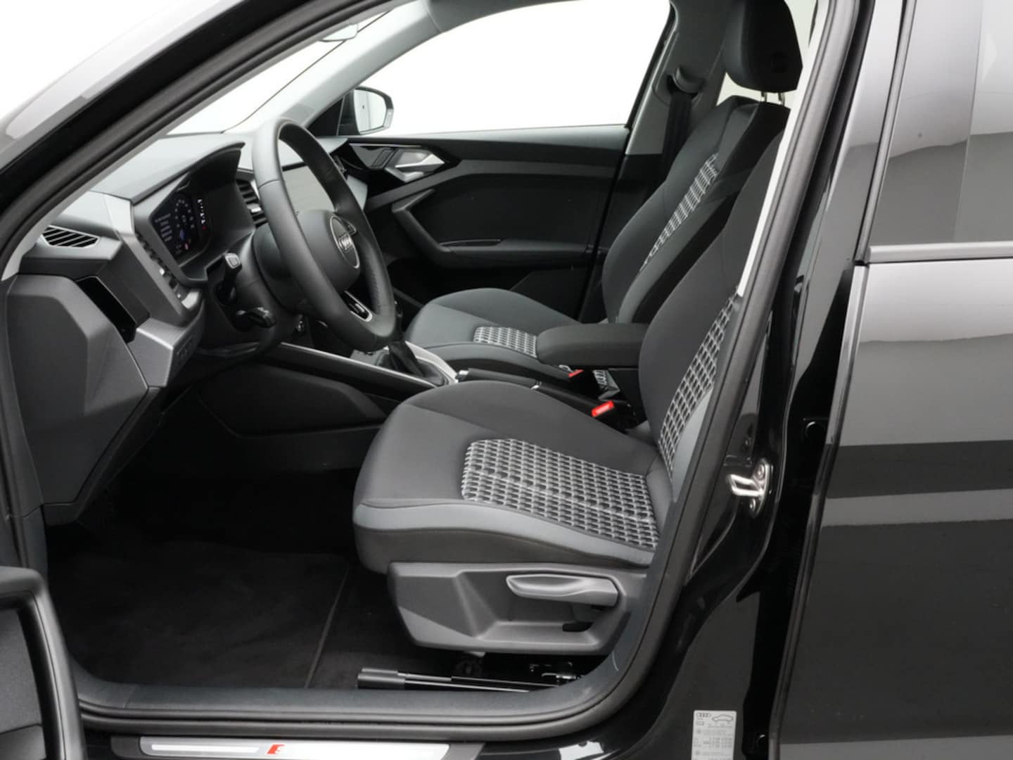 Bild über Audi A1 Sportback S line 35 TFSI S tronic - für weitere Informationen kontaktieren Sie den Audi Partner