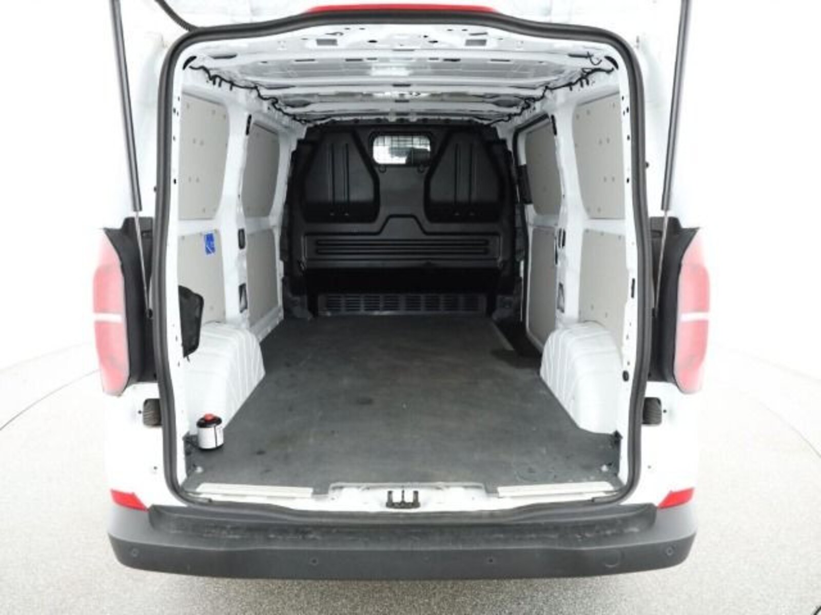 Volkswagen Transporter Kasten kurzer Radstand – Bild 4