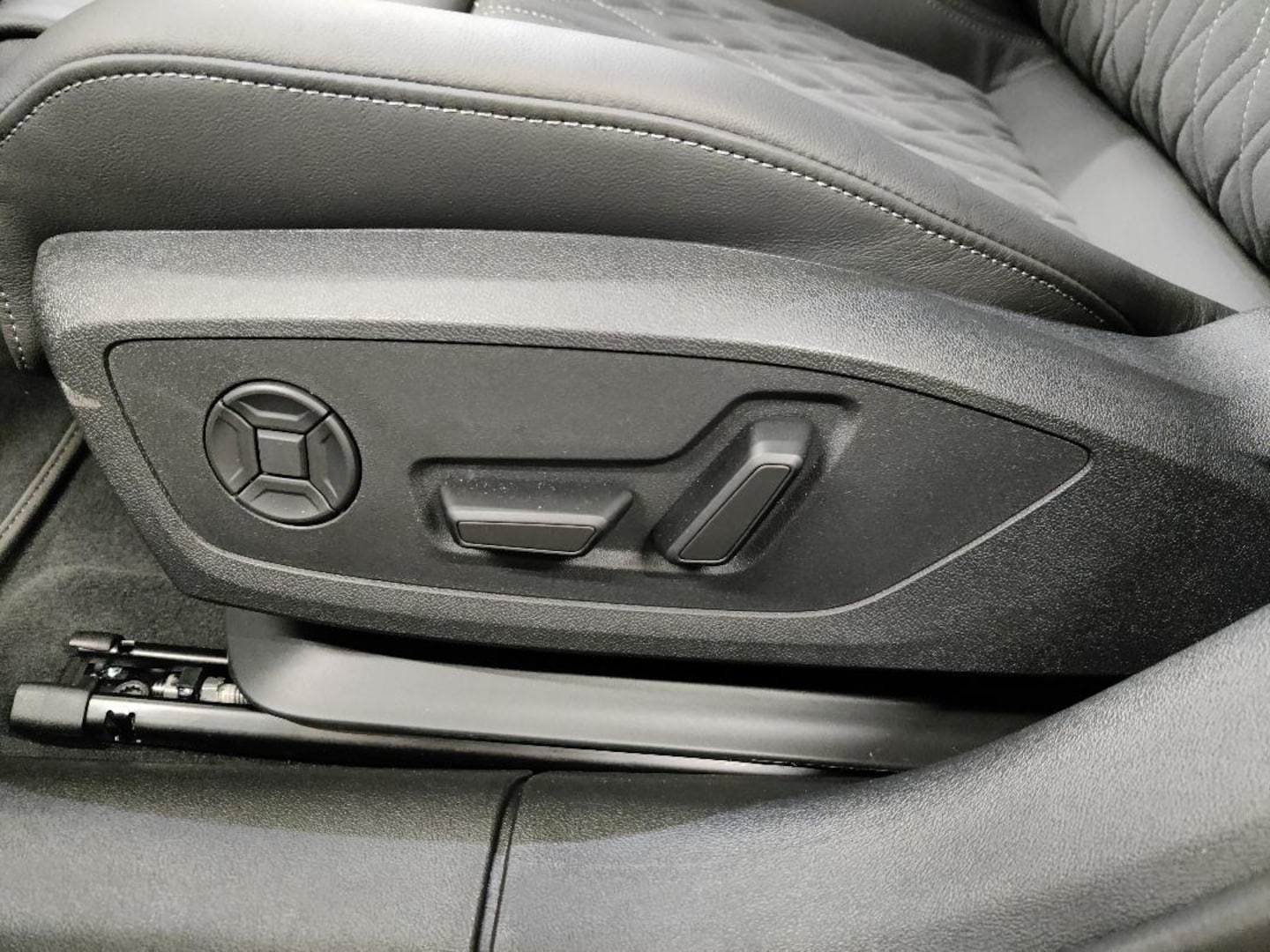 Bild über Audi A6 Avant TDI quattro 220 kW S tronic - für weitere Informationen kontaktieren Sie den Audi Partner