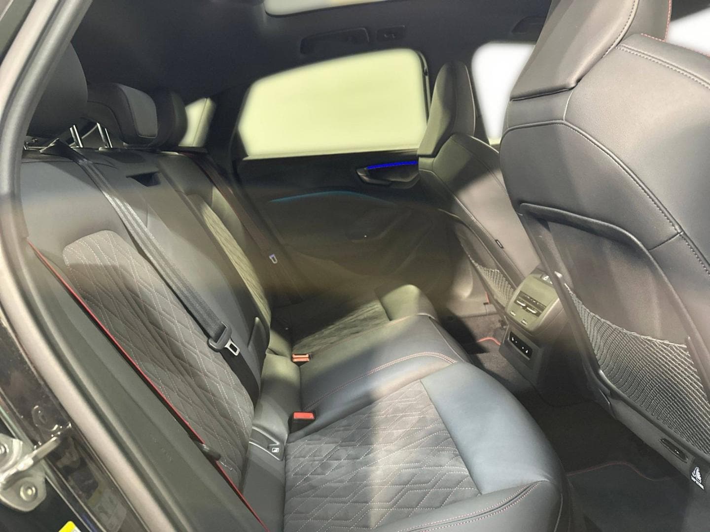 Bild über Audi S5 Limousine TFSI 270 kW S tronic - für weitere Informationen kontaktieren Sie den Audi Partner