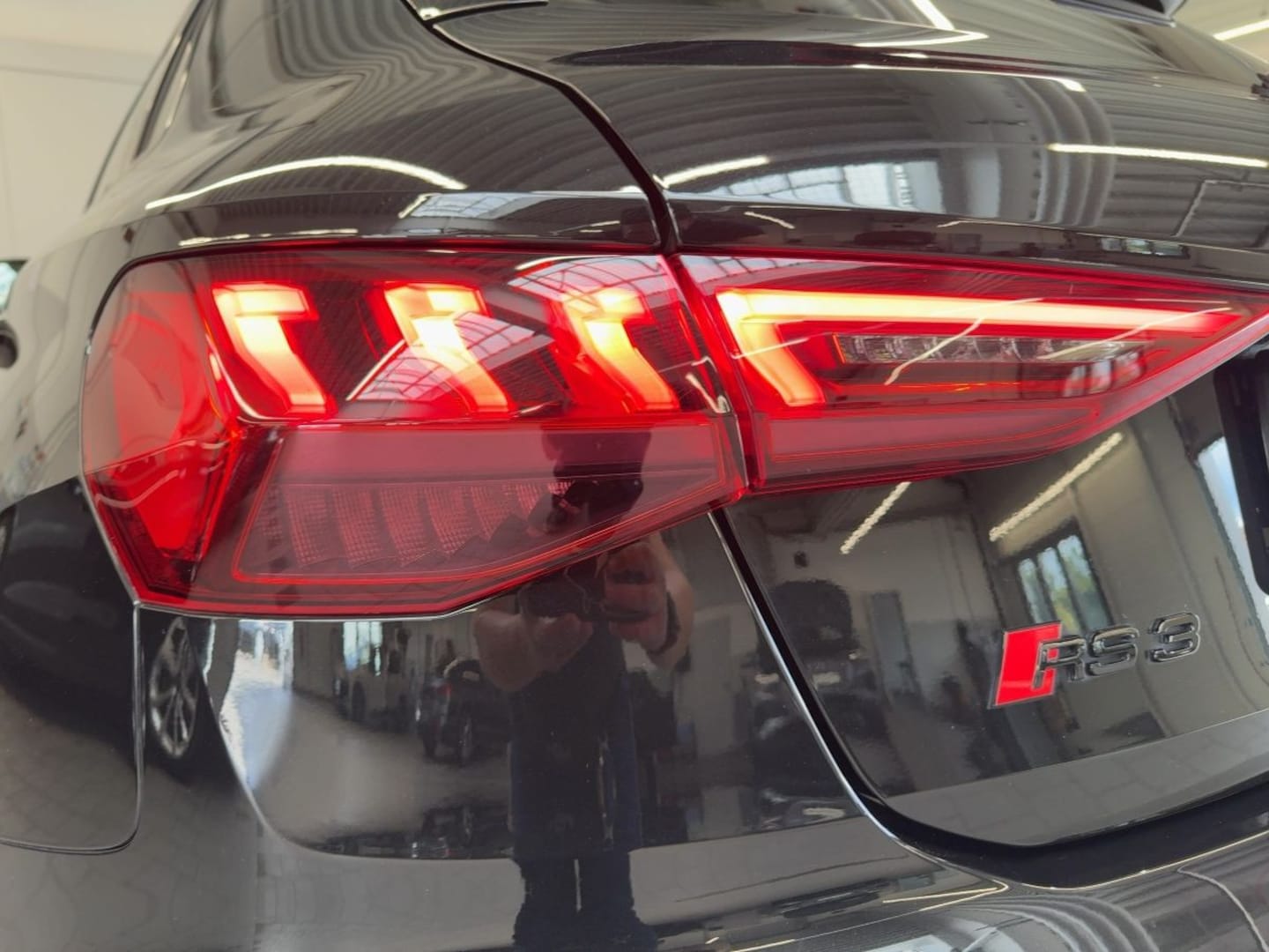 Bild über Audi RS 3 Sportback TFSI quattro S tronic - für weitere Informationen kontaktieren Sie den Audi Partner