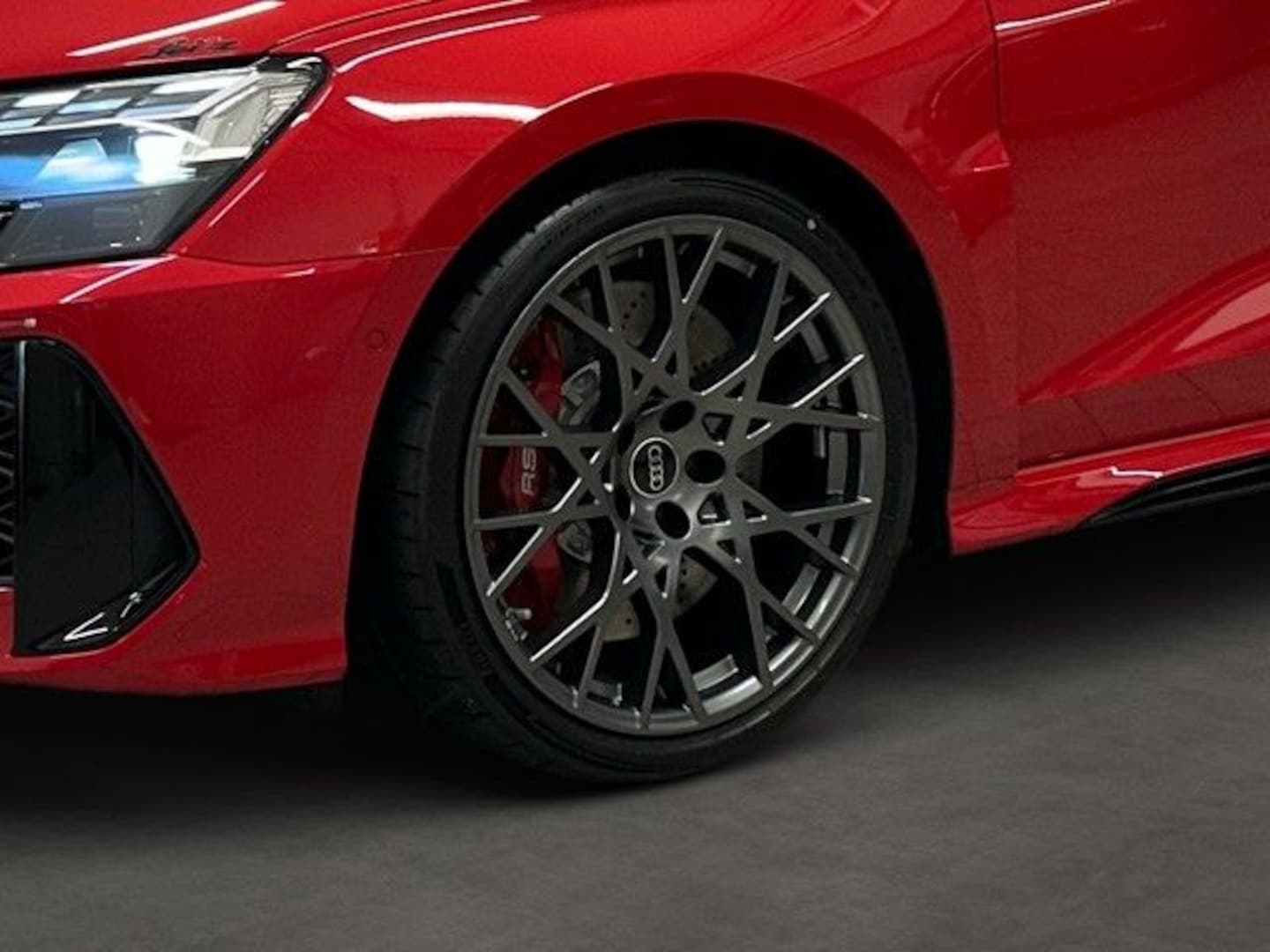 Bild über Audi RS 3 Limousine TFSI quattro S tronic - für weitere Informationen kontaktieren Sie den Audi Partner