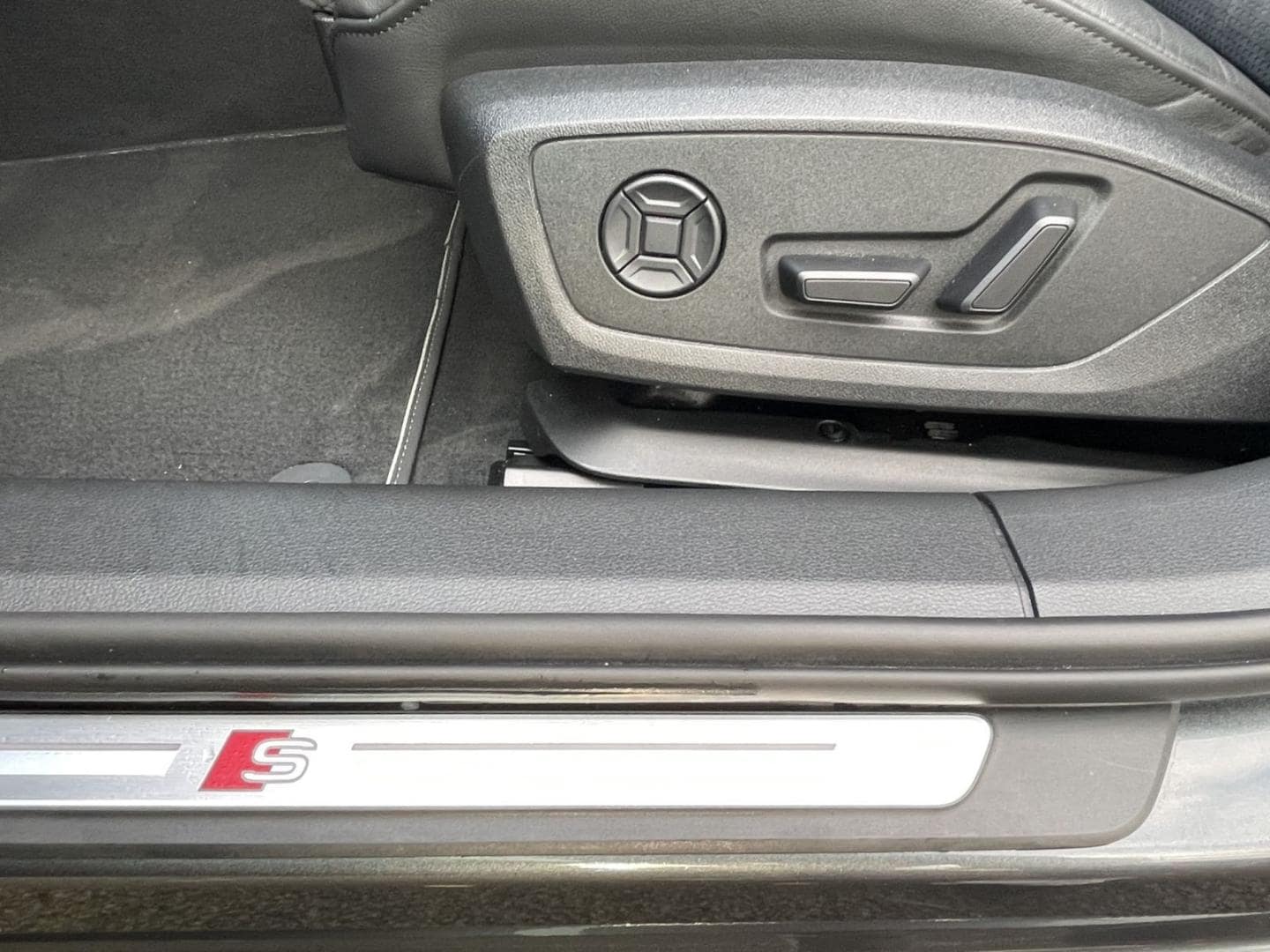 Bild über Audi S6 Avant TDI quattro tiptronic - für weitere Informationen kontaktieren Sie den Audi Partner