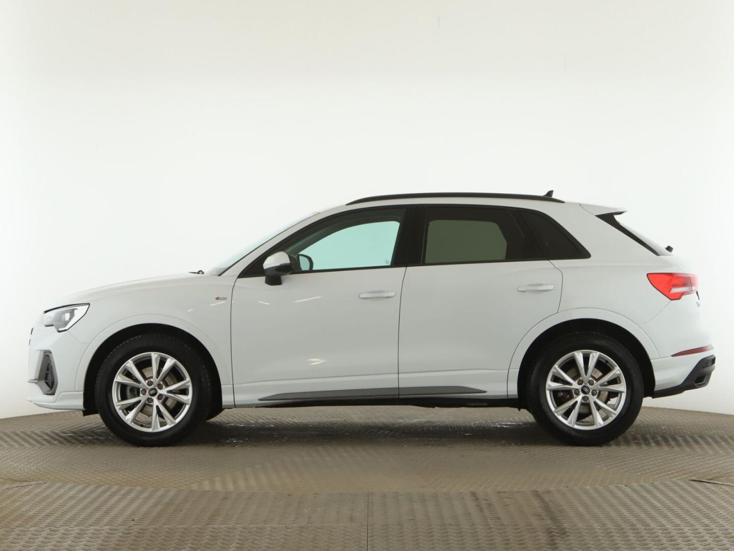 Bild über Audi Q3 S line 35 TFSI S tronic - für weitere Informationen kontaktieren Sie den Audi Partner