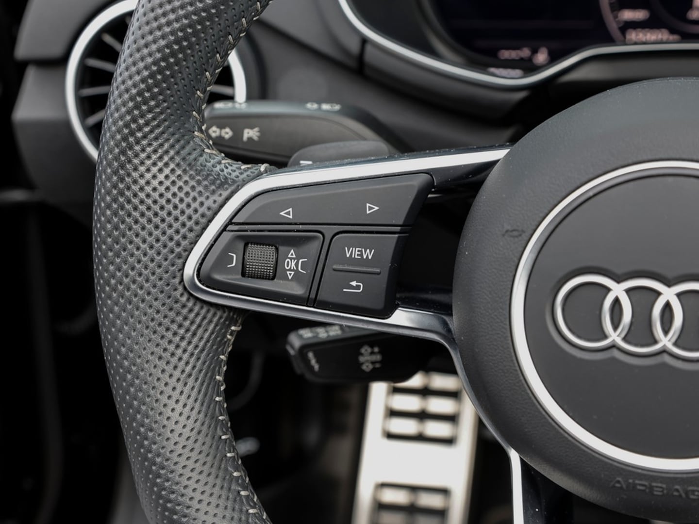 Bild über Audi TT Roadster 45 TFSI quattro S tronic - für weitere Informationen kontaktieren Sie den Audi Partner