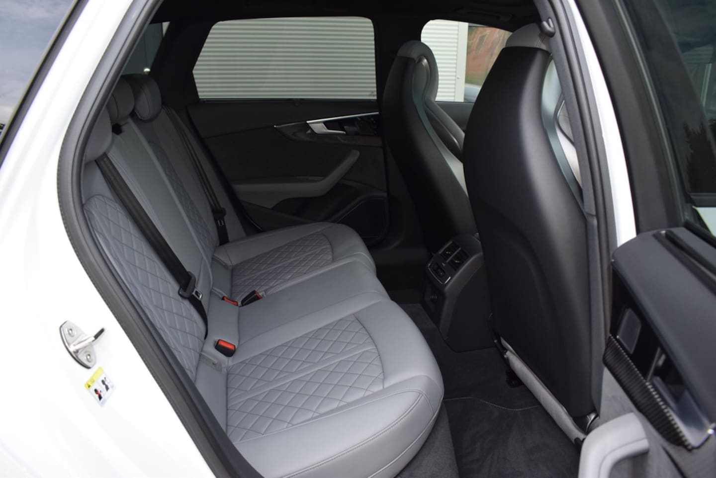 Bild über Audi A4 Avant S line 40 TDI quattro S tronic - für weitere Informationen kontaktieren Sie den Audi Partner