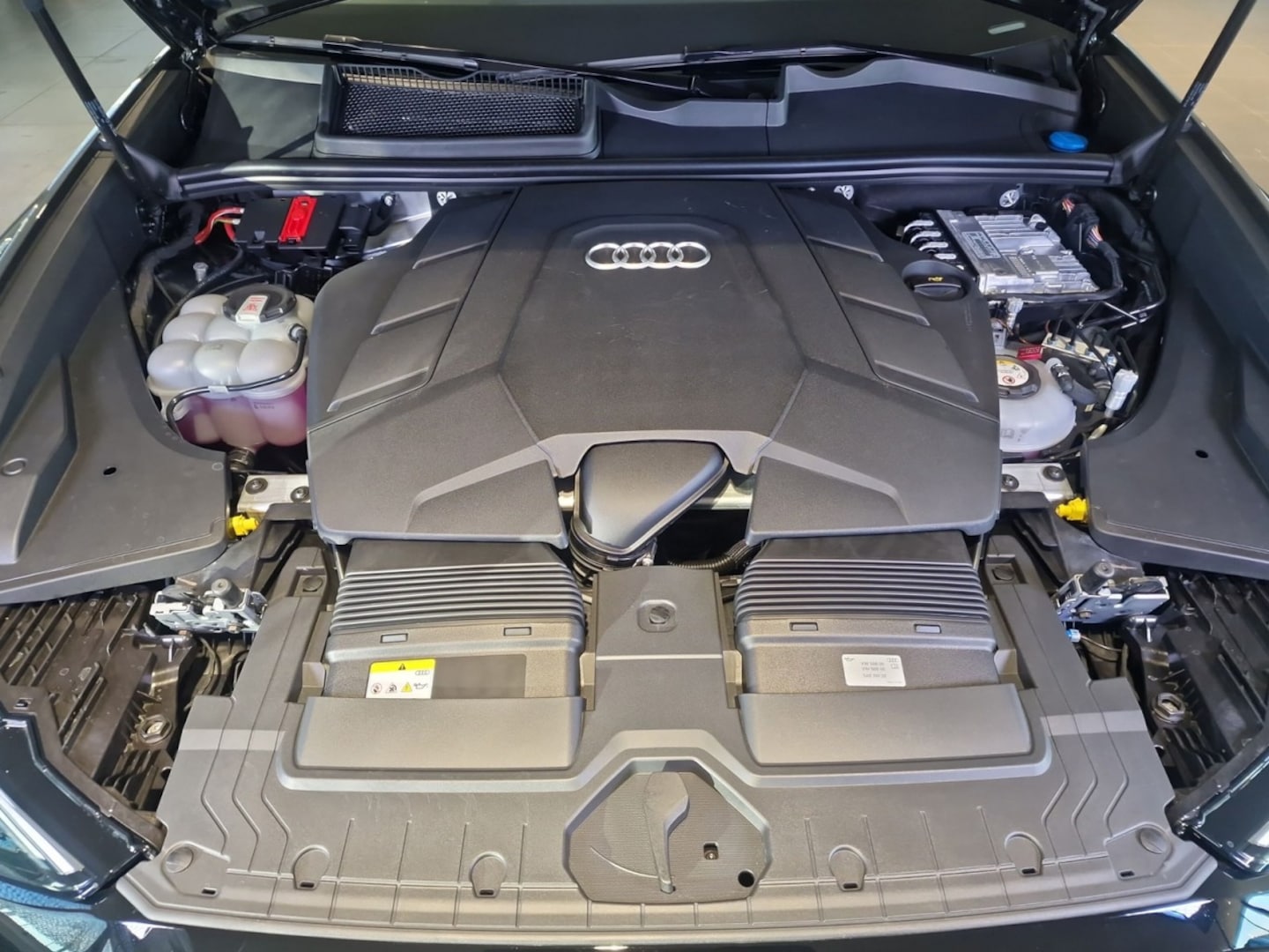Bild über Audi Q8 SUV TFSI e S line business TFSI e quattro 360 kW tiptronic - für weitere Informationen kontaktieren Sie den Audi Partner