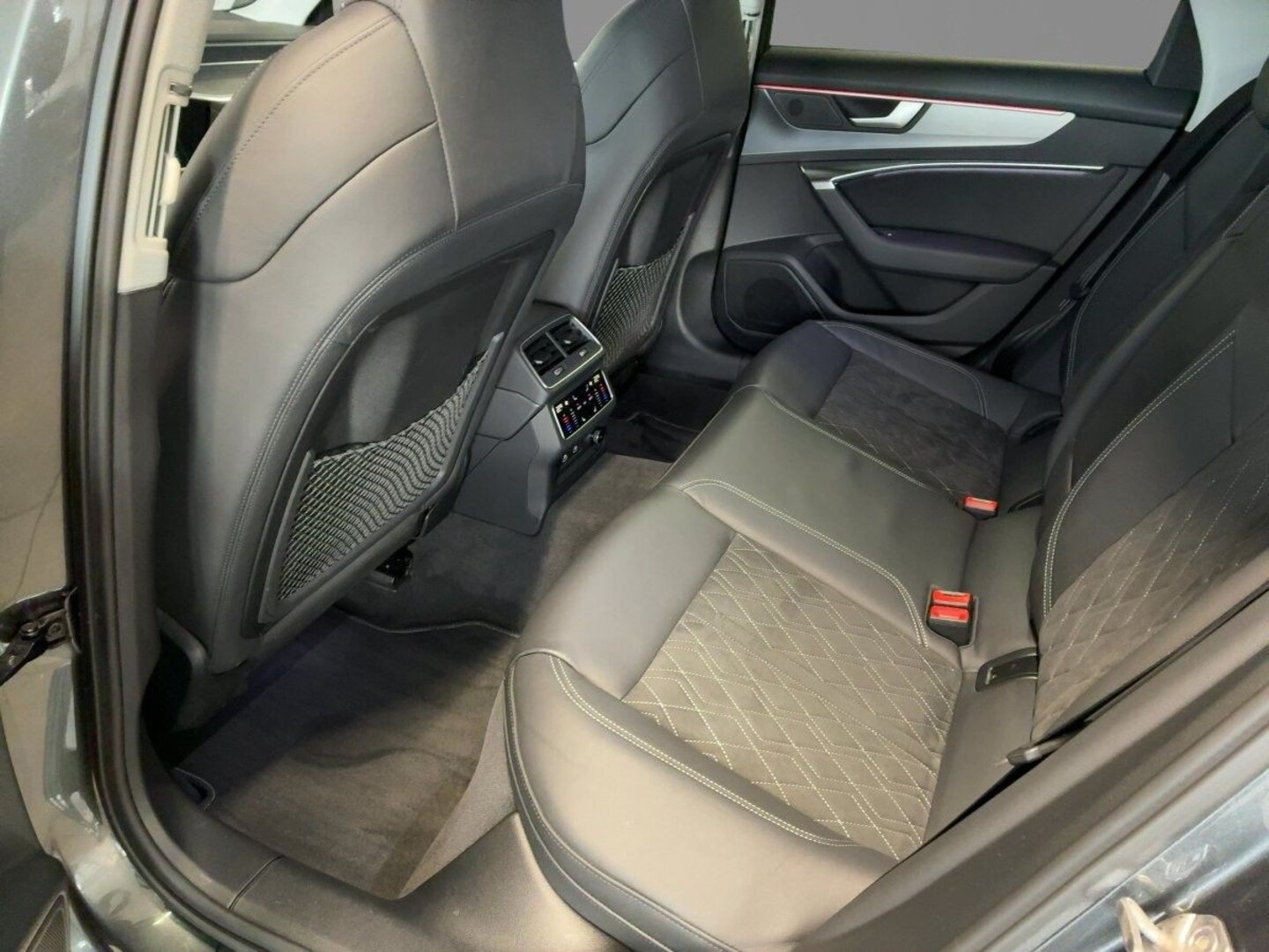 Bild über Audi S6 Avant TDI quattro tiptronic - für weitere Informationen kontaktieren Sie den Audi Partner