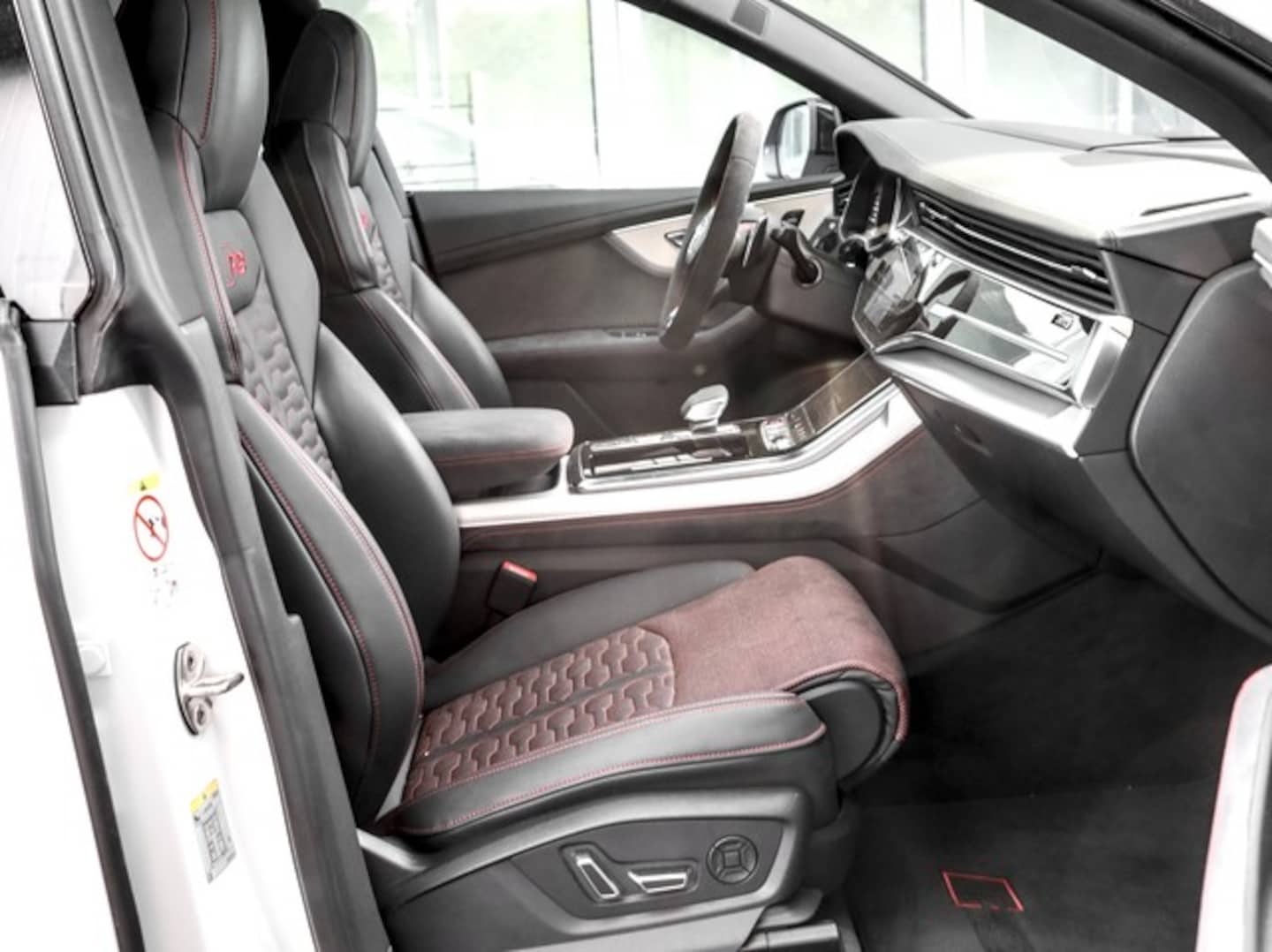 Bild über Audi RS Q8 SUV TFSI quattro 441 kW tiptronic - für weitere Informationen kontaktieren Sie den Audi Partner