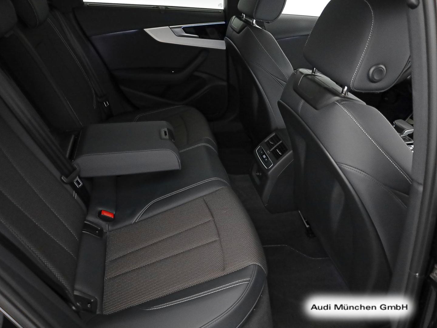Bild über Audi A4 Avant S line 40 TFSI S tronic - für weitere Informationen kontaktieren Sie den Audi Partner