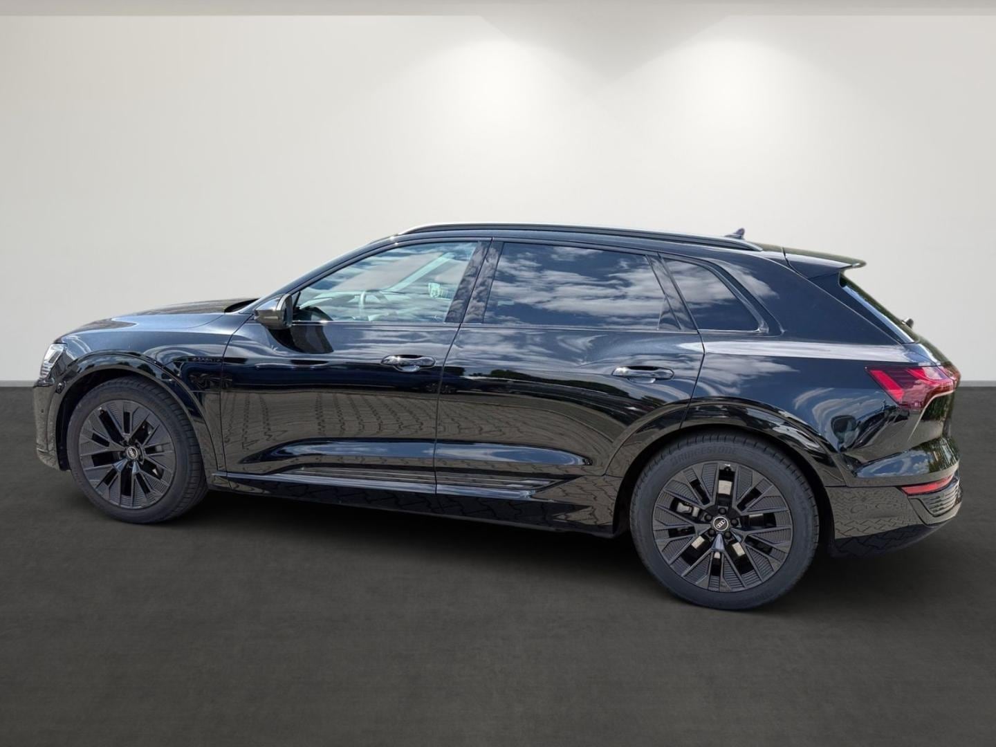 Bild über Audi Q8 e-tron S line 55 e-tron quattro - für weitere Informationen kontaktieren Sie den Audi Partner