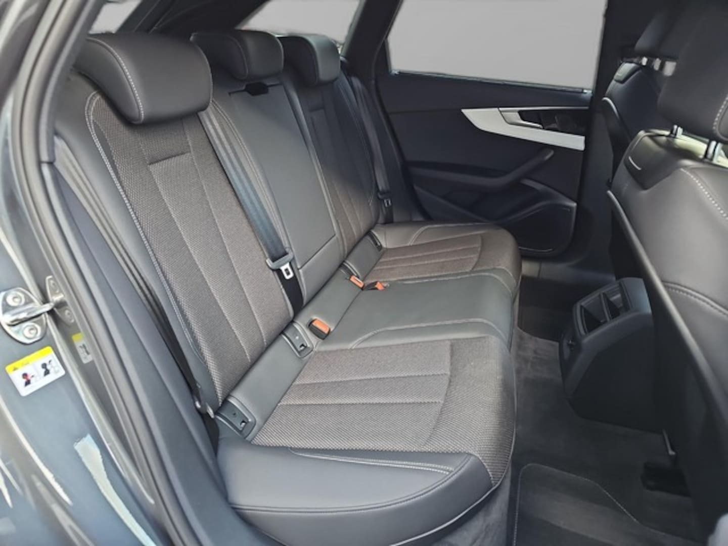 Bild über Audi A4 Avant S line 40 TFSI S tronic - für weitere Informationen kontaktieren Sie den Audi Partner