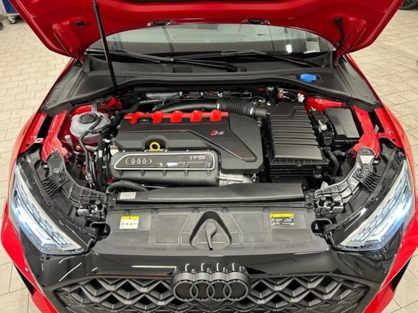 Bild über Audi RS 3 Limousine TFSI quattro S tronic - für weitere Informationen kontaktieren Sie den Audi Partner